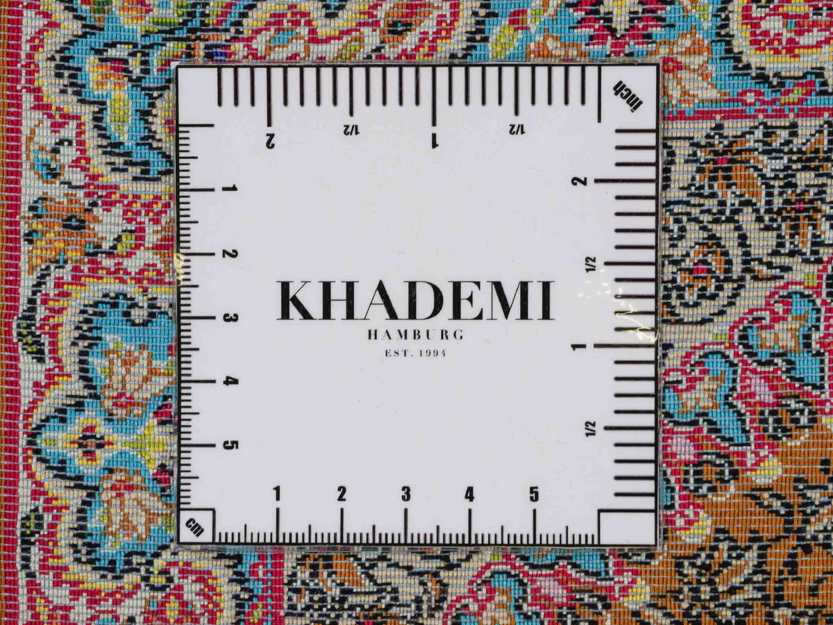 Ghom Läufer-Maschinenteppich "Shamshir" 150 x 50 cm aus pflanzlicher Seide (Viskose) mit Medaillon, Braun. Teppichnummer: V84WN075H. Persian Luxury Collection by Khademi. Made in Iran / Persia – Vertrieb durch JUPITER Intl.