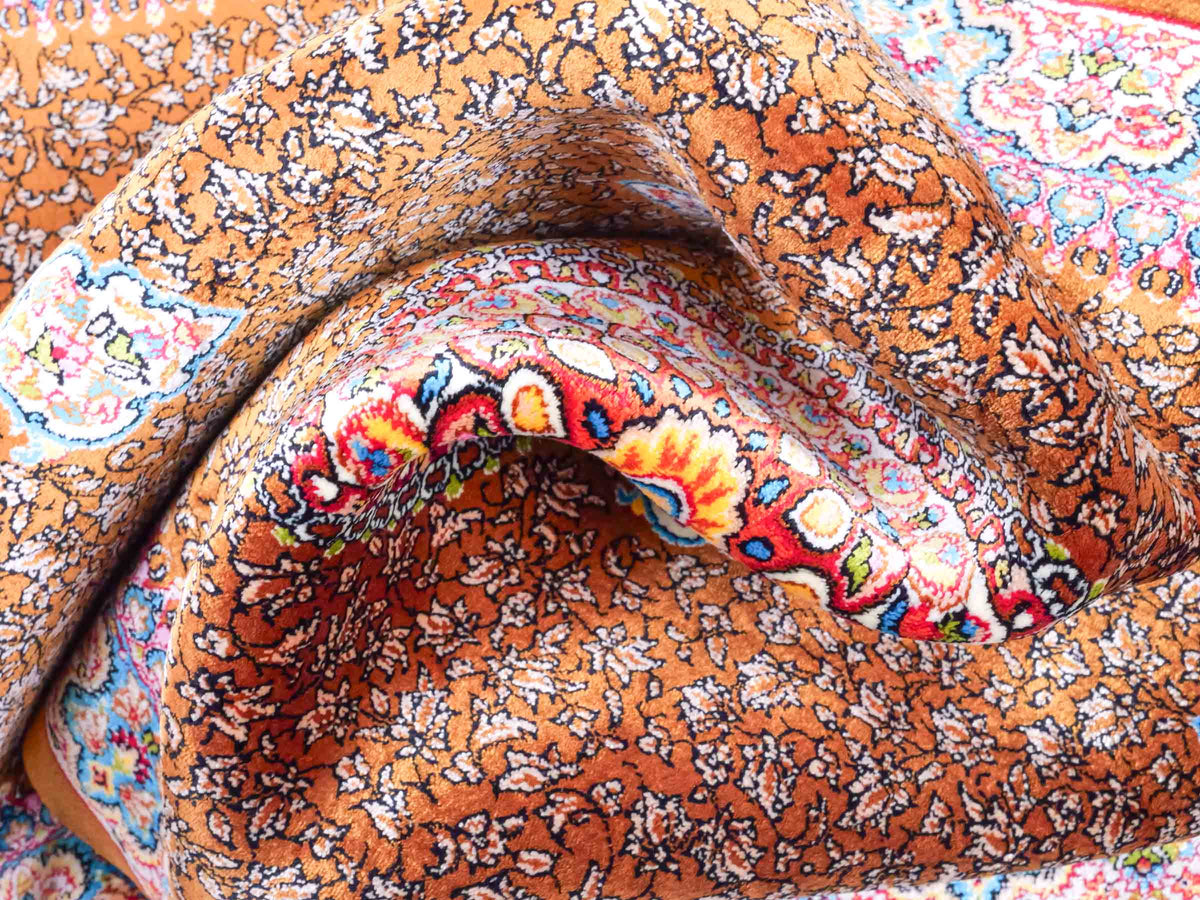 Ghom Läufer-Maschinenteppich "Shamshir" 150 x 50 cm aus pflanzlicher Seide (Viskose) mit Medaillon, Braun. Teppichnummer: V84WN075H. Persian Luxury Collection by Khademi. Made in Iran / Persia – Vertrieb durch JUPITER Intl.