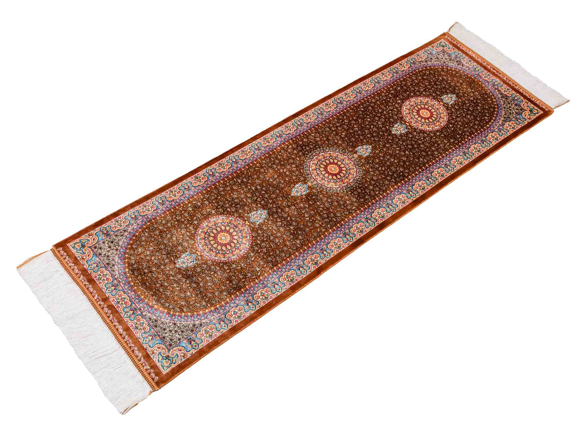 Ghom Läufer-Maschinenteppich "Shamshir" 150 x 50 cm aus pflanzlicher Seide (Viskose) mit Medaillon, Braun. Teppichnummer: V84WN075H. Persian Luxury Collection by Khademi. Made in Iran / Persia – Vertrieb durch JUPITER Intl.