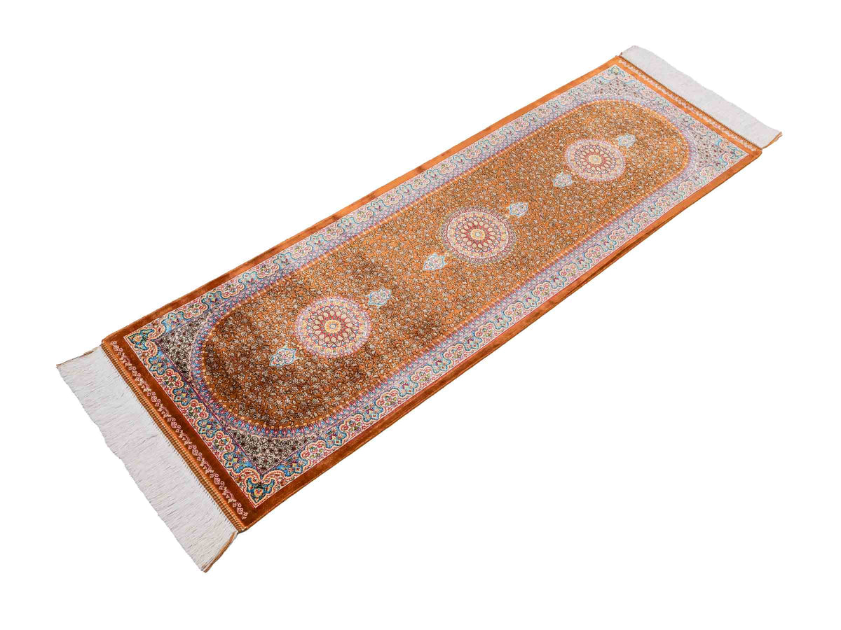 Ghom Läufer-Maschinenteppich "Shamshir" 150 x 50 cm aus pflanzlicher Seide (Viskose) mit Medaillon, Braun. Teppichnummer: V84WN075H. Persian Luxury Collection by Khademi. Made in Iran / Persia – Vertrieb durch JUPITER Intl.