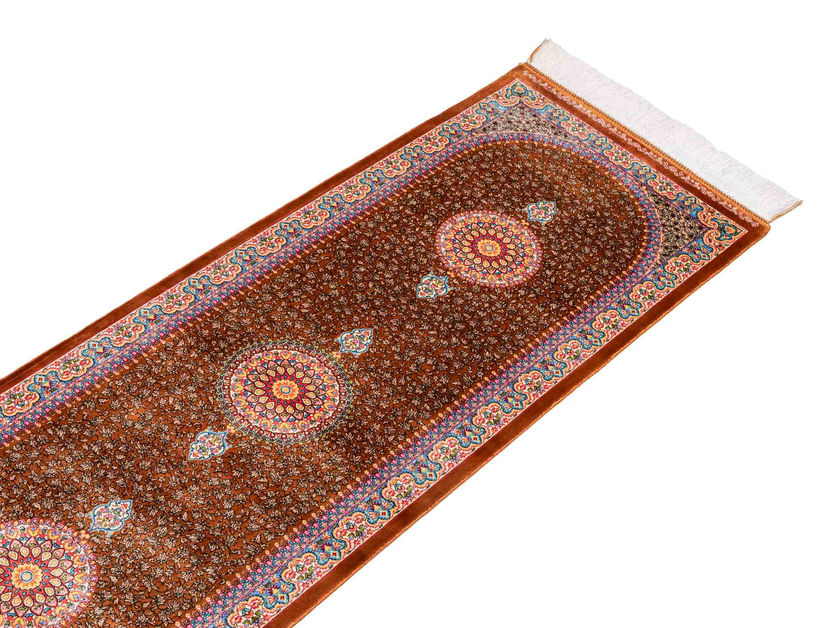 Ghom Läufer-Maschinenteppich "Shamshir" 150 x 50 cm aus pflanzlicher Seide (Viskose) mit Medaillon, Braun. Teppichnummer: V84WN075H. Persian Luxury Collection by Khademi. Made in Iran / Persia – Vertrieb durch JUPITER Intl.