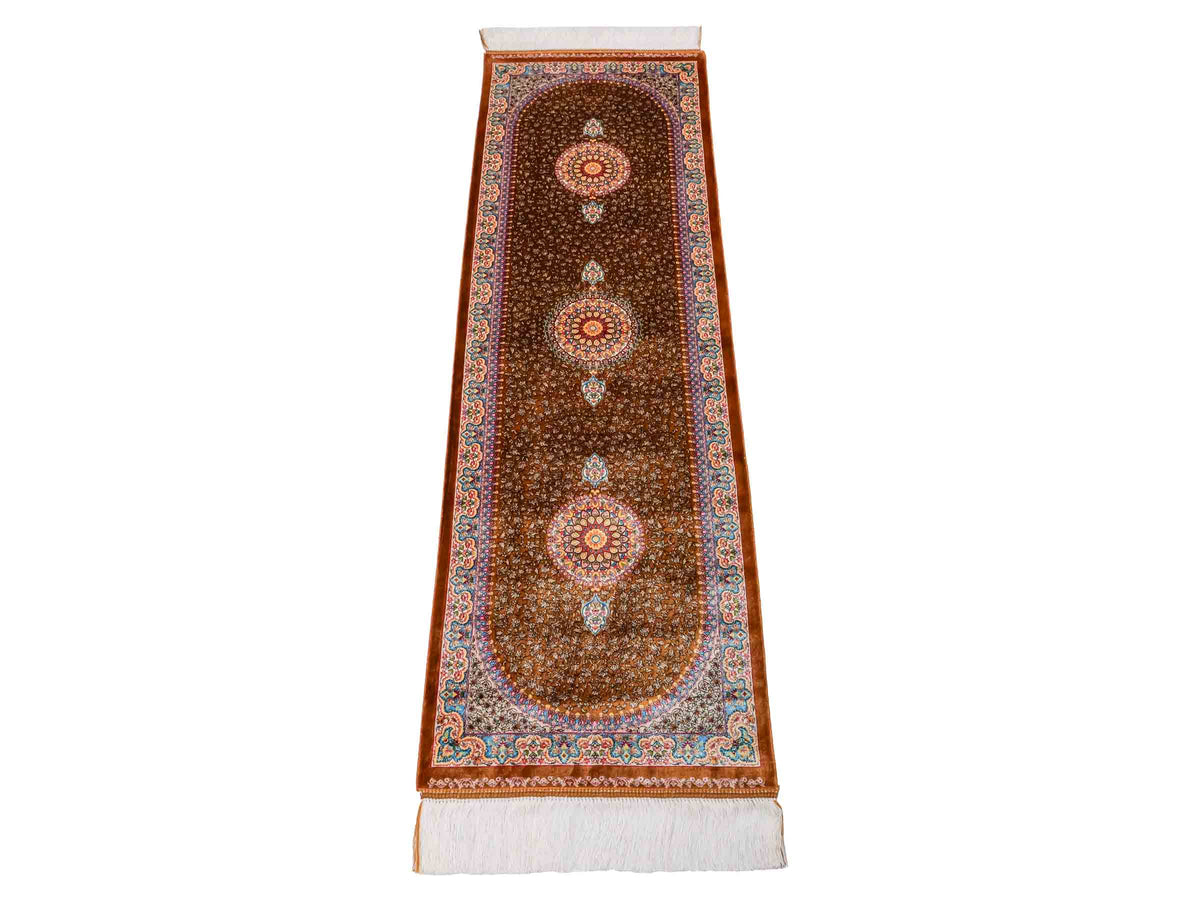 Ghom Läufer-Maschinenteppich "Shamshir" 150 x 50 cm aus pflanzlicher Seide (Viskose) mit Medaillon, Braun. Teppichnummer: V84WN075H. Persian Luxury Collection by Khademi. Made in Iran / Persia – Vertrieb durch JUPITER Intl.