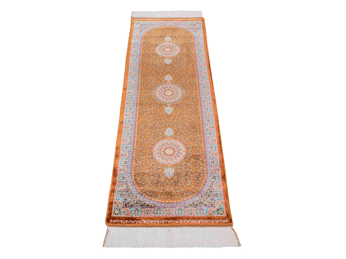 Ghom Läufer-Maschinenteppich "Shamshir" 150 x 50 cm aus pflanzlicher Seide (Viskose) mit Medaillon, Braun. Teppichnummer: V84WN075H. Persian Luxury Collection by Khademi. Made in Iran / Persia – Vertrieb durch JUPITER Intl.