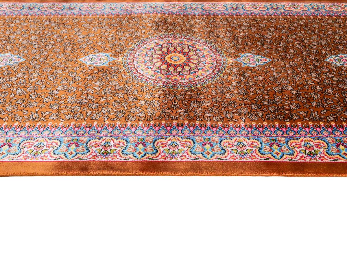 Ghom Läufer-Maschinenteppich "Shamshir" 150 x 50 cm aus pflanzlicher Seide (Viskose) mit Medaillon, Braun. Teppichnummer: V84WN075H. Persian Luxury Collection by Khademi. Made in Iran / Persia – Vertrieb durch JUPITER Intl.