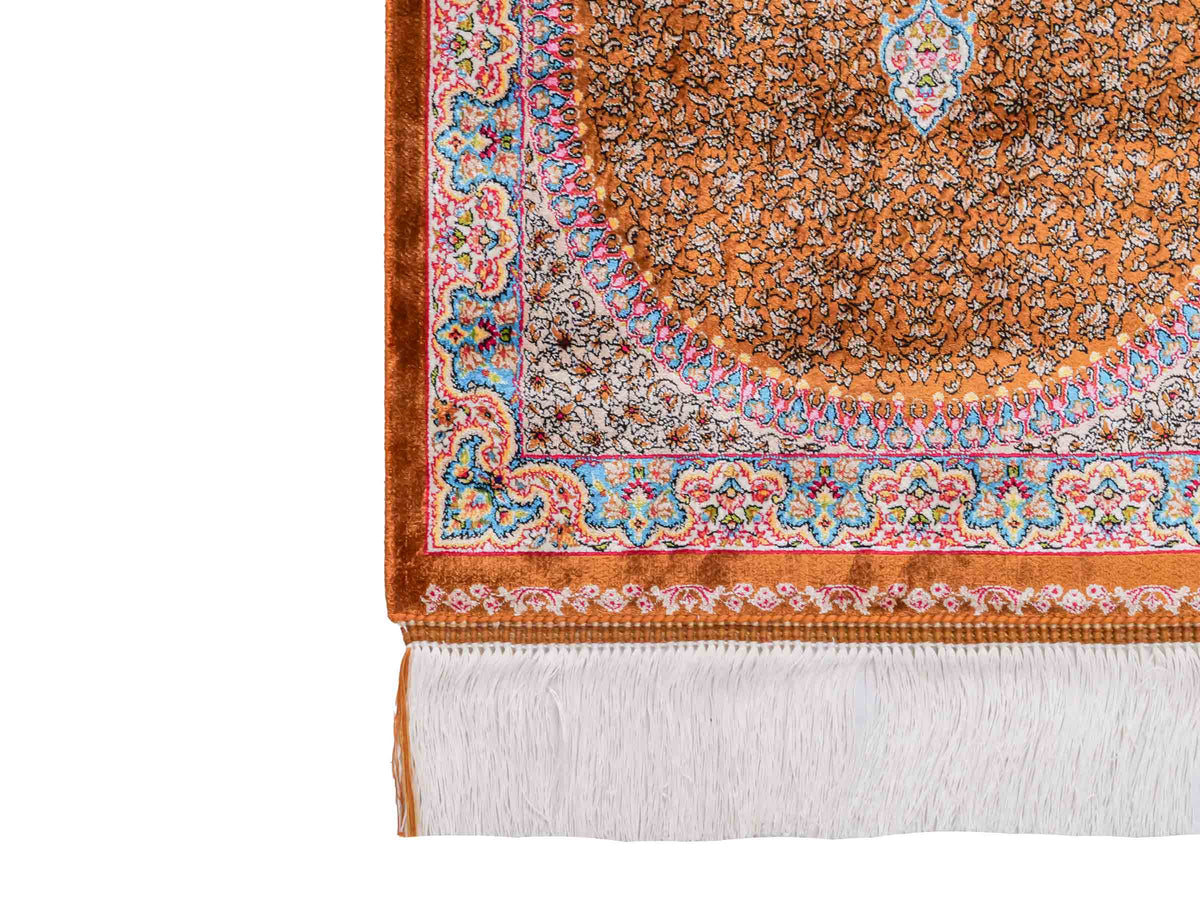 Ghom Läufer-Maschinenteppich "Shamshir" 150 x 50 cm aus pflanzlicher Seide (Viskose) mit Medaillon, Braun. Teppichnummer: V84WN075H. Persian Luxury Collection by Khademi. Made in Iran / Persia – Vertrieb durch JUPITER Intl.