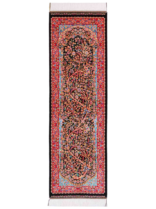 Ghom Läufer-Maschinenteppich "Sindokht" 150 x 50 cm aus pflanzlicher Seide (Viskose) mit Lebensbaum, Schwarz-Rot. Teppichnummer: V77BK075H. Persian Luxury Collection by Khademi. Made in Iran / Persia – Vertrieb durch JUPITER Intl.