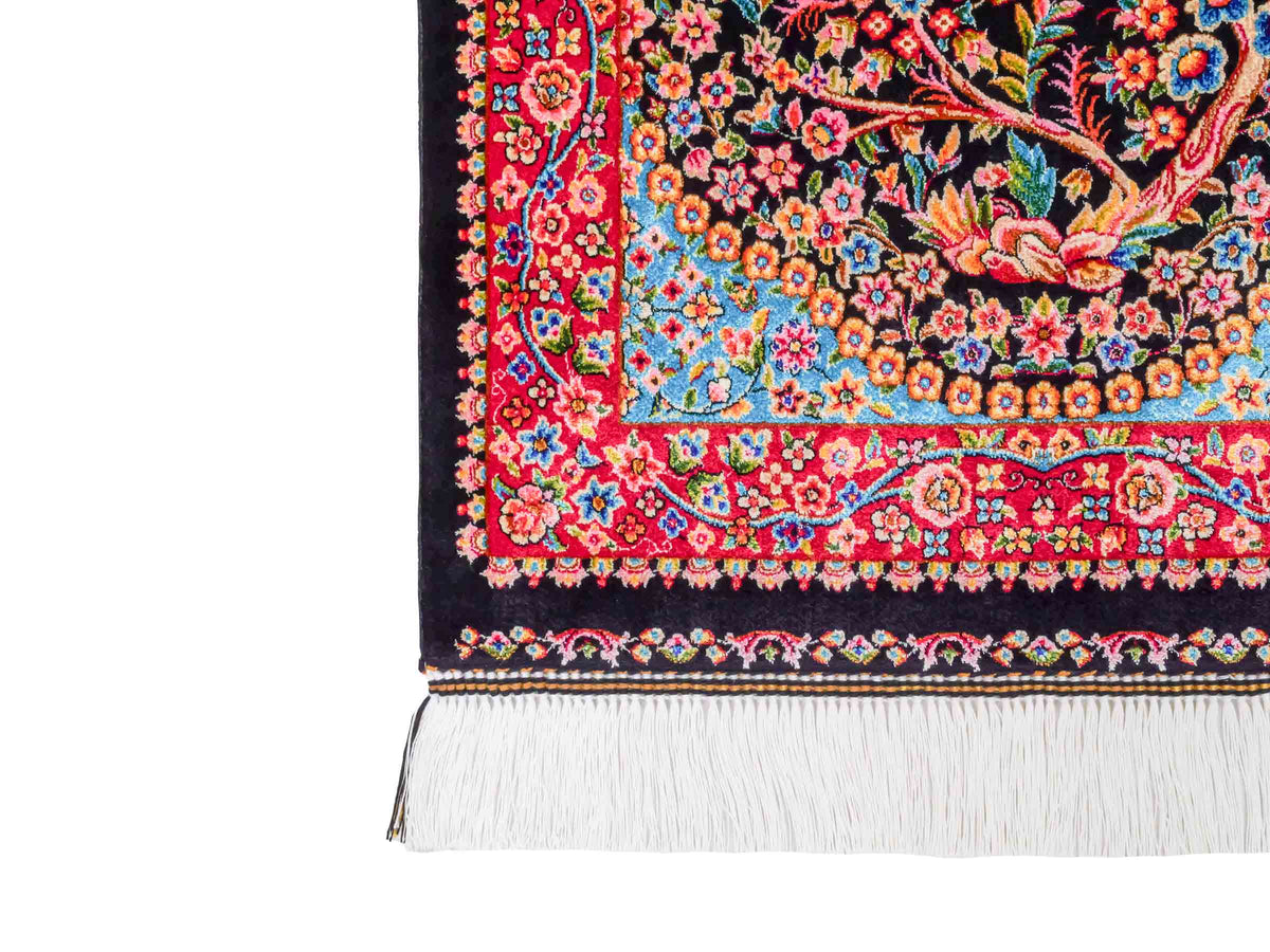Ghom Läufer-Maschinenteppich "Sindokht" 150 x 50 cm aus pflanzlicher Seide (Viskose) mit Lebensbaum, Schwarz-Rot. Teppichnummer: V77BK075H. Persian Luxury Collection by Khademi. Made in Iran / Persia – Vertrieb durch JUPITER Intl.