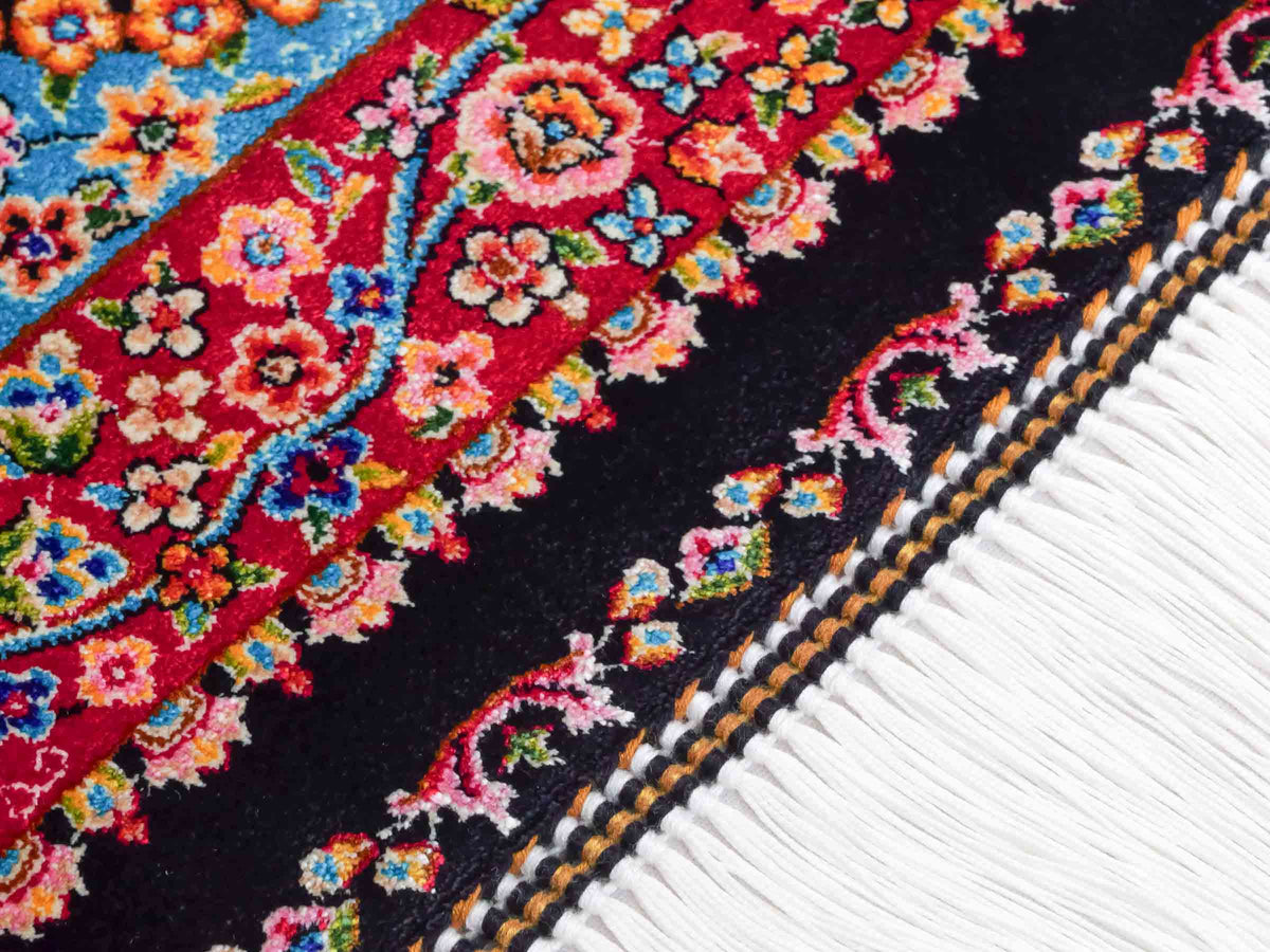 Ghom Läufer-Maschinenteppich "Sindokht" 150 x 50 cm aus pflanzlicher Seide (Viskose) mit Lebensbaum, Schwarz-Rot. Teppichnummer: V77BK075H. Persian Luxury Collection by Khademi. Made in Iran / Persia – Vertrieb durch JUPITER Intl.