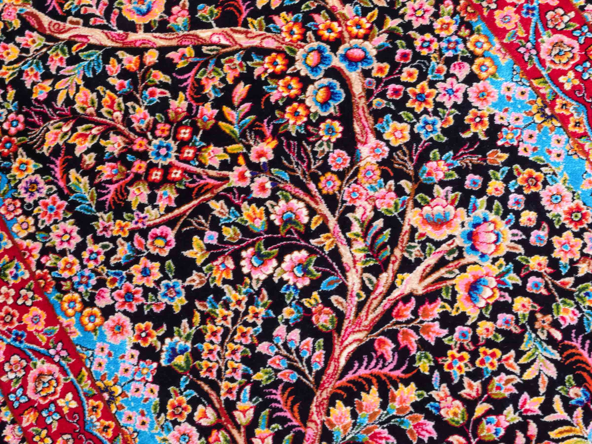 Ghom Läufer-Maschinenteppich "Sindokht" 150 x 50 cm aus pflanzlicher Seide (Viskose) mit Lebensbaum, Schwarz-Rot. Teppichnummer: V77BK075H. Persian Luxury Collection by Khademi. Made in Iran / Persia – Vertrieb durch JUPITER Intl.