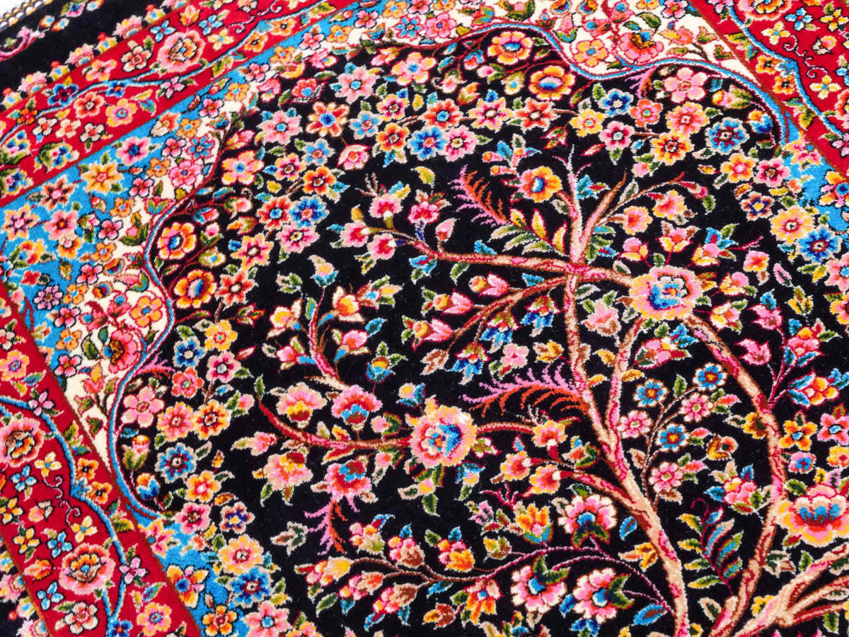 Ghom Läufer-Maschinenteppich "Sindokht" 150 x 50 cm aus pflanzlicher Seide (Viskose) mit Lebensbaum, Schwarz-Rot. Teppichnummer: V77BK075H. Persian Luxury Collection by Khademi. Made in Iran / Persia – Vertrieb durch JUPITER Intl.