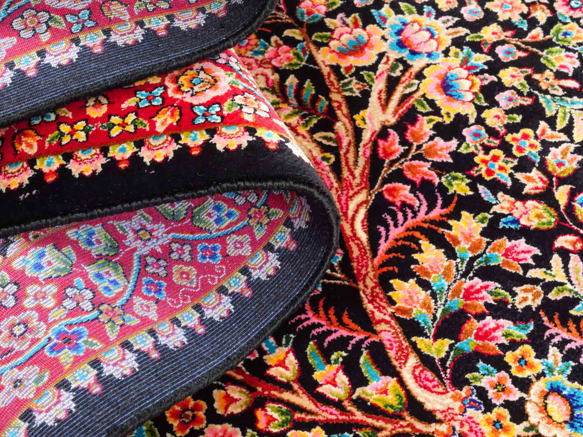 Ghom Läufer-Maschinenteppich "Sindokht" 150 x 50 cm aus pflanzlicher Seide (Viskose) mit Lebensbaum, Schwarz-Rot. Teppichnummer: V77BK075H. Persian Luxury Collection by Khademi. Made in Iran / Persia – Vertrieb durch JUPITER Intl.