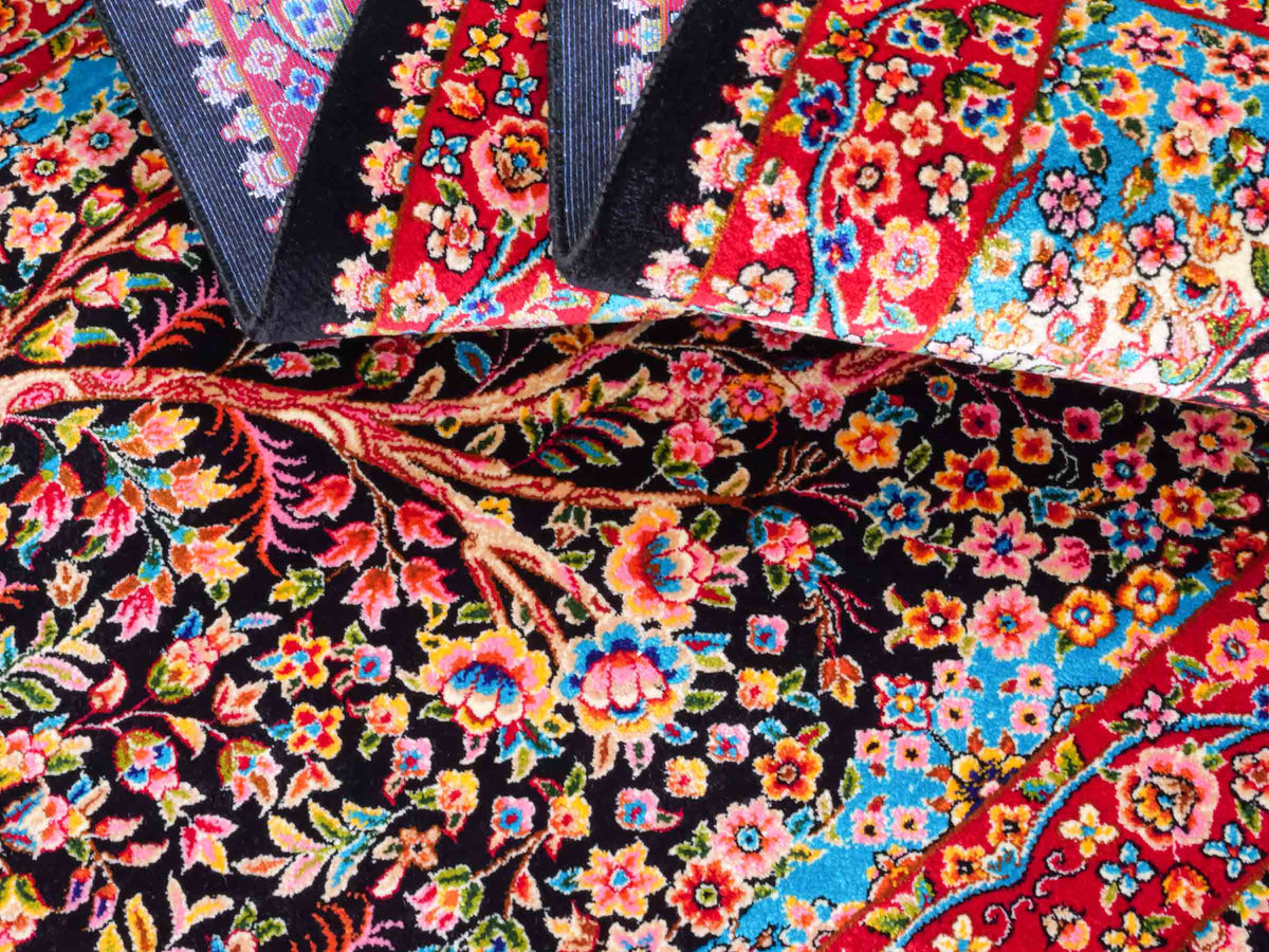 Ghom Läufer-Maschinenteppich "Sindokht" 150 x 50 cm aus pflanzlicher Seide (Viskose) mit Lebensbaum, Schwarz-Rot. Teppichnummer: V77BK075H. Persian Luxury Collection by Khademi. Made in Iran / Persia – Vertrieb durch JUPITER Intl.