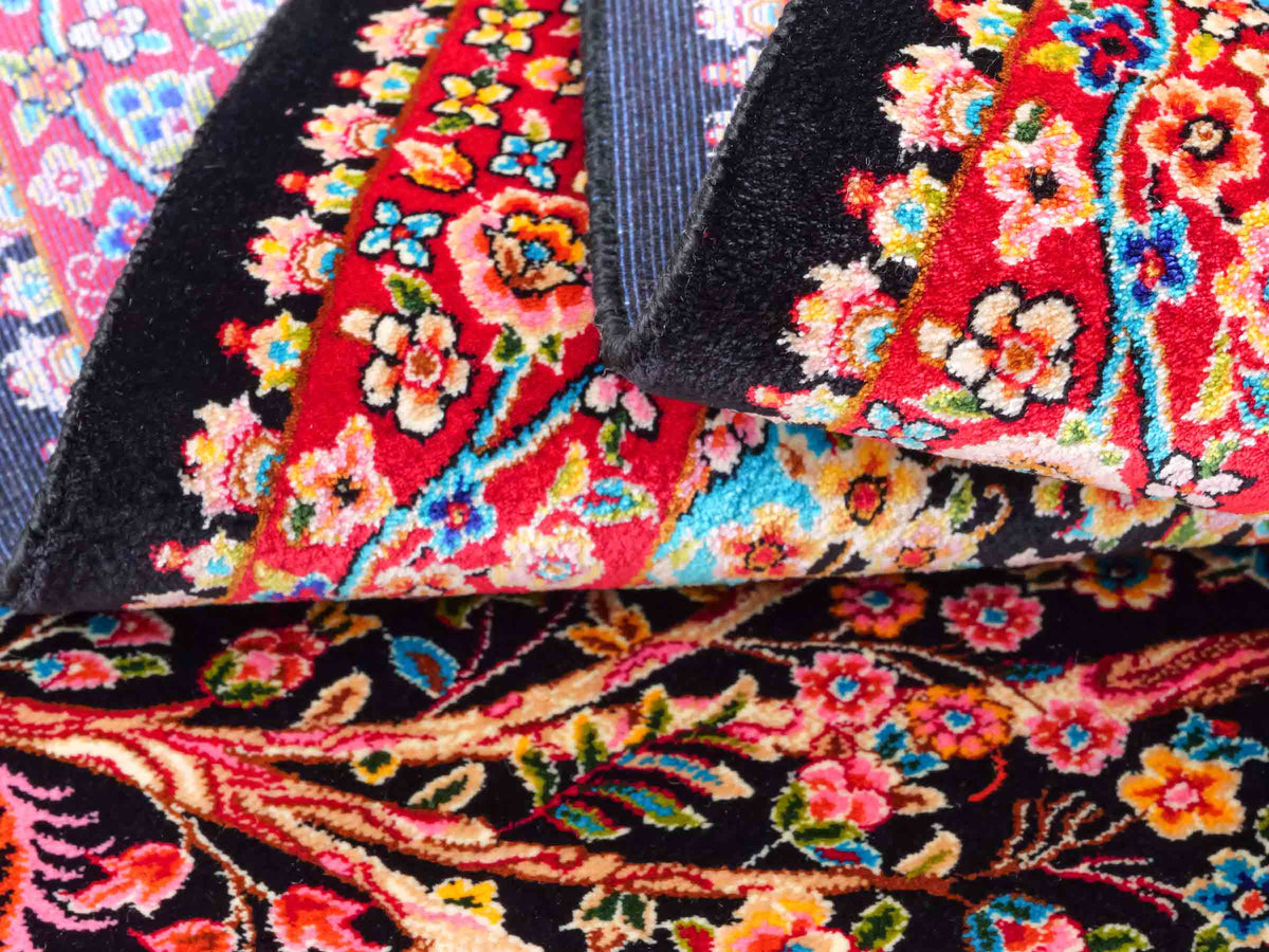 Ghom Läufer-Maschinenteppich "Sindokht" 150 x 50 cm aus pflanzlicher Seide (Viskose) mit Lebensbaum, Schwarz-Rot. Teppichnummer: V77BK075H. Persian Luxury Collection by Khademi. Made in Iran / Persia – Vertrieb durch JUPITER Intl.