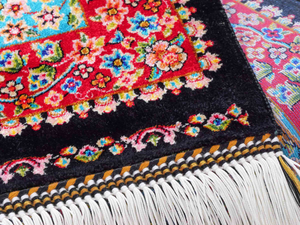 Ghom Läufer-Maschinenteppich "Sindokht" 150 x 50 cm aus pflanzlicher Seide (Viskose) mit Lebensbaum, Schwarz-Rot. Teppichnummer: V77BK075H. Persian Luxury Collection by Khademi. Made in Iran / Persia – Vertrieb durch JUPITER Intl.