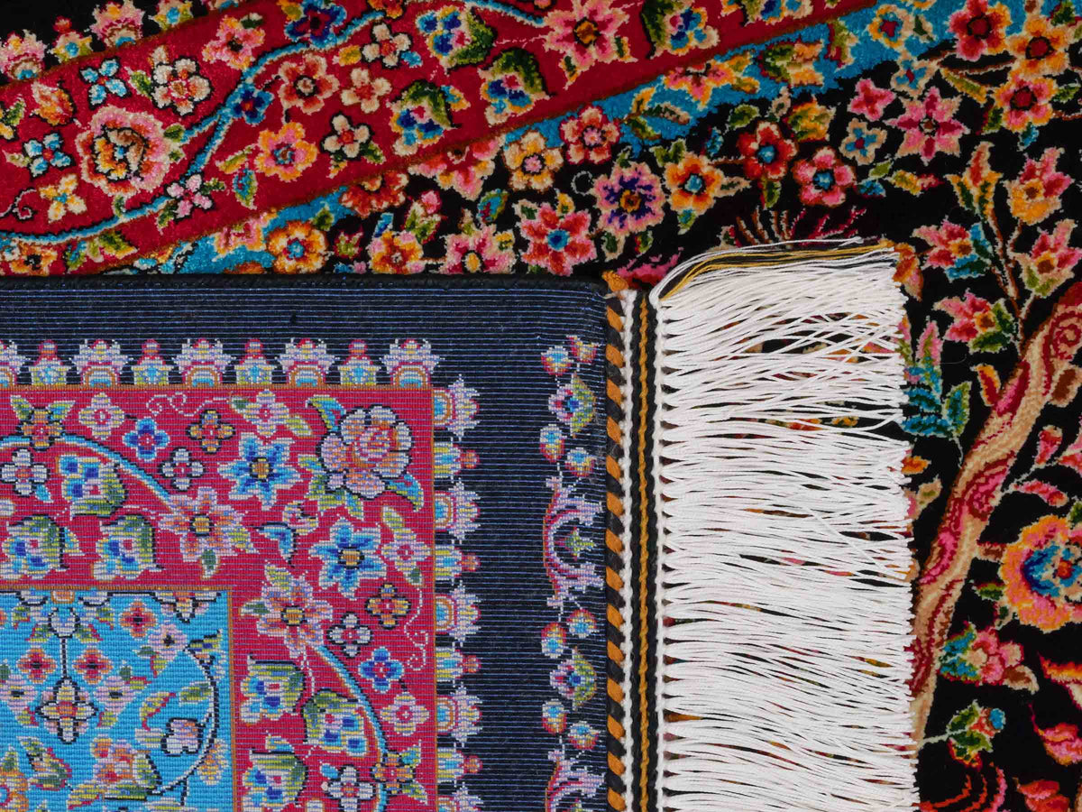 Ghom Läufer-Maschinenteppich "Sindokht" 150 x 50 cm aus pflanzlicher Seide (Viskose) mit Lebensbaum, Schwarz-Rot. Teppichnummer: V77BK075H. Persian Luxury Collection by Khademi. Made in Iran / Persia – Vertrieb durch JUPITER Intl.