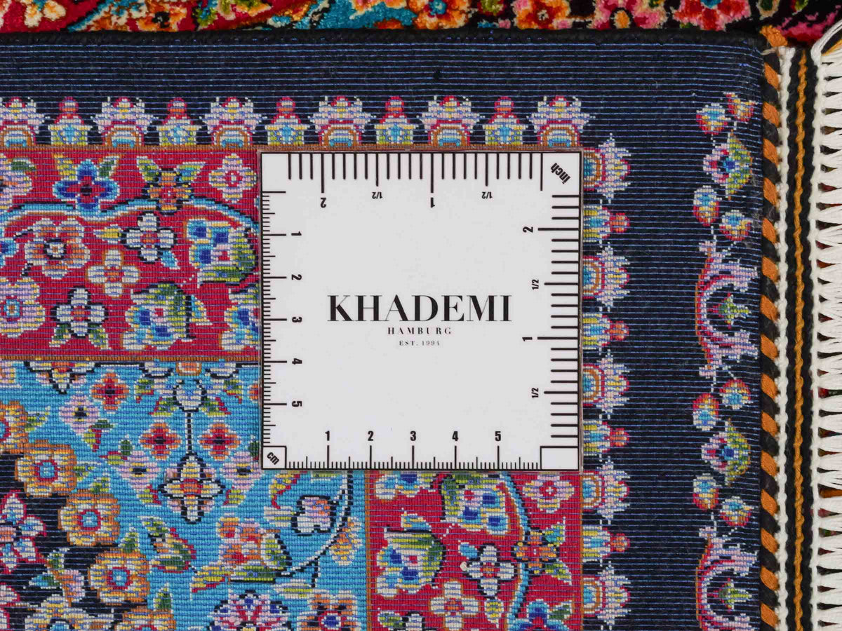 Ghom Läufer-Maschinenteppich "Sindokht" 150 x 50 cm aus pflanzlicher Seide (Viskose) mit Lebensbaum, Schwarz-Rot. Teppichnummer: V77BK075H. Persian Luxury Collection by Khademi. Made in Iran / Persia – Vertrieb durch JUPITER Intl.