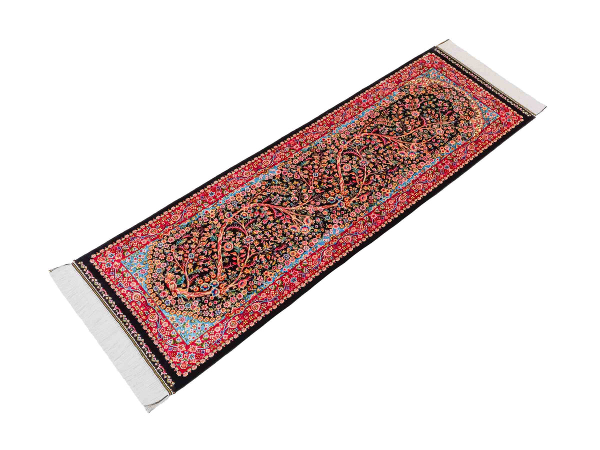 Ghom Läufer-Maschinenteppich "Sindokht" 150 x 50 cm aus pflanzlicher Seide (Viskose) mit Lebensbaum, Schwarz-Rot. Teppichnummer: V77BK075H. Persian Luxury Collection by Khademi. Made in Iran / Persia – Vertrieb durch JUPITER Intl.