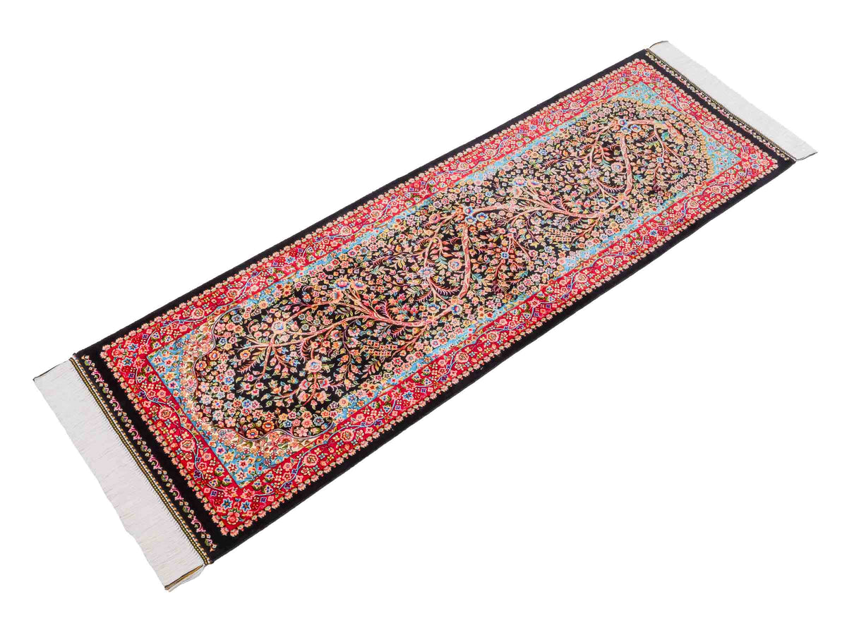 Ghom Läufer-Maschinenteppich "Sindokht" 150 x 50 cm aus pflanzlicher Seide (Viskose) mit Lebensbaum, Schwarz-Rot. Teppichnummer: V77BK075H. Persian Luxury Collection by Khademi. Made in Iran / Persia – Vertrieb durch JUPITER Intl.