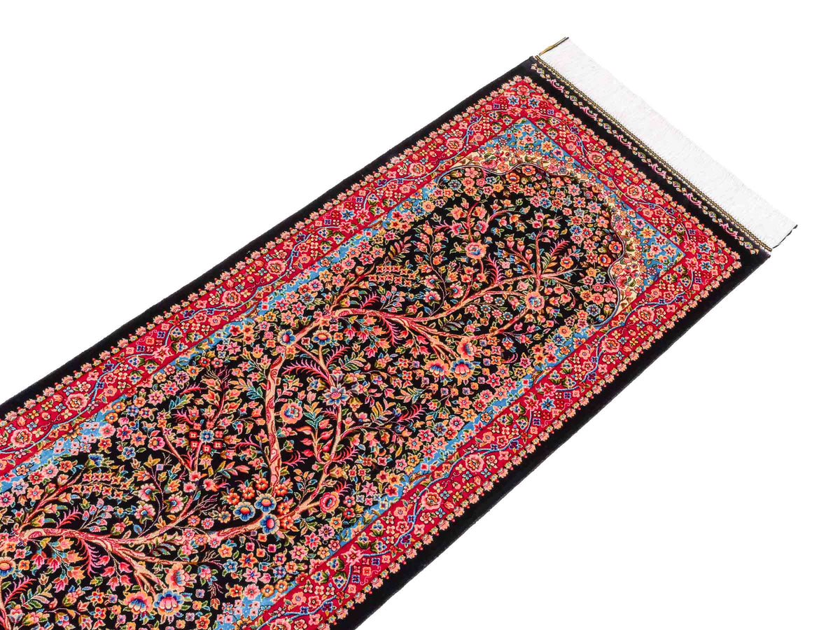Ghom Läufer-Maschinenteppich "Sindokht" 150 x 50 cm aus pflanzlicher Seide (Viskose) mit Lebensbaum, Schwarz-Rot. Teppichnummer: V77BK075H. Persian Luxury Collection by Khademi. Made in Iran / Persia – Vertrieb durch JUPITER Intl.