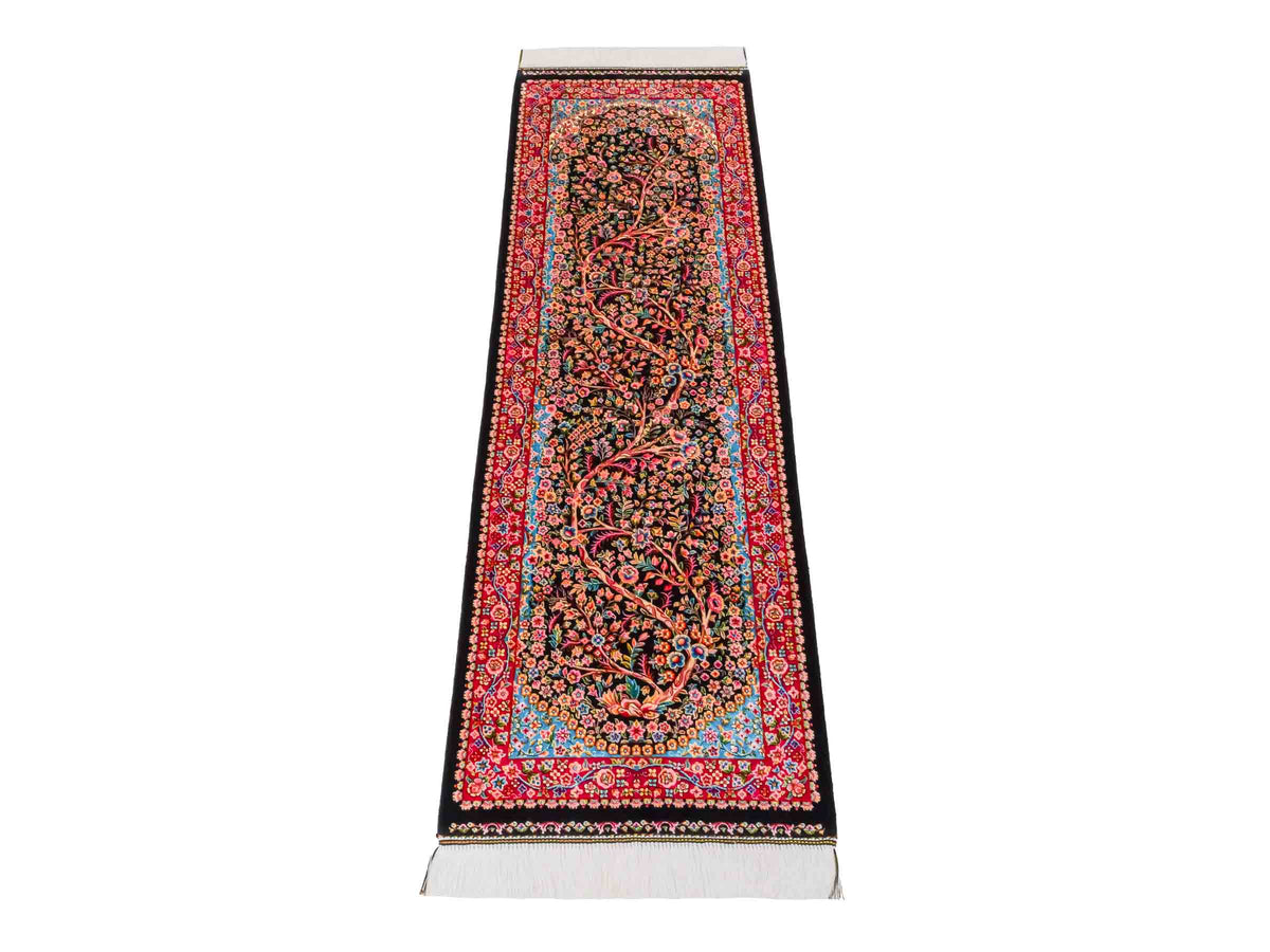 Ghom Läufer-Maschinenteppich "Sindokht" 150 x 50 cm aus pflanzlicher Seide (Viskose) mit Lebensbaum, Schwarz-Rot. Teppichnummer: V77BK075H. Persian Luxury Collection by Khademi. Made in Iran / Persia – Vertrieb durch JUPITER Intl.