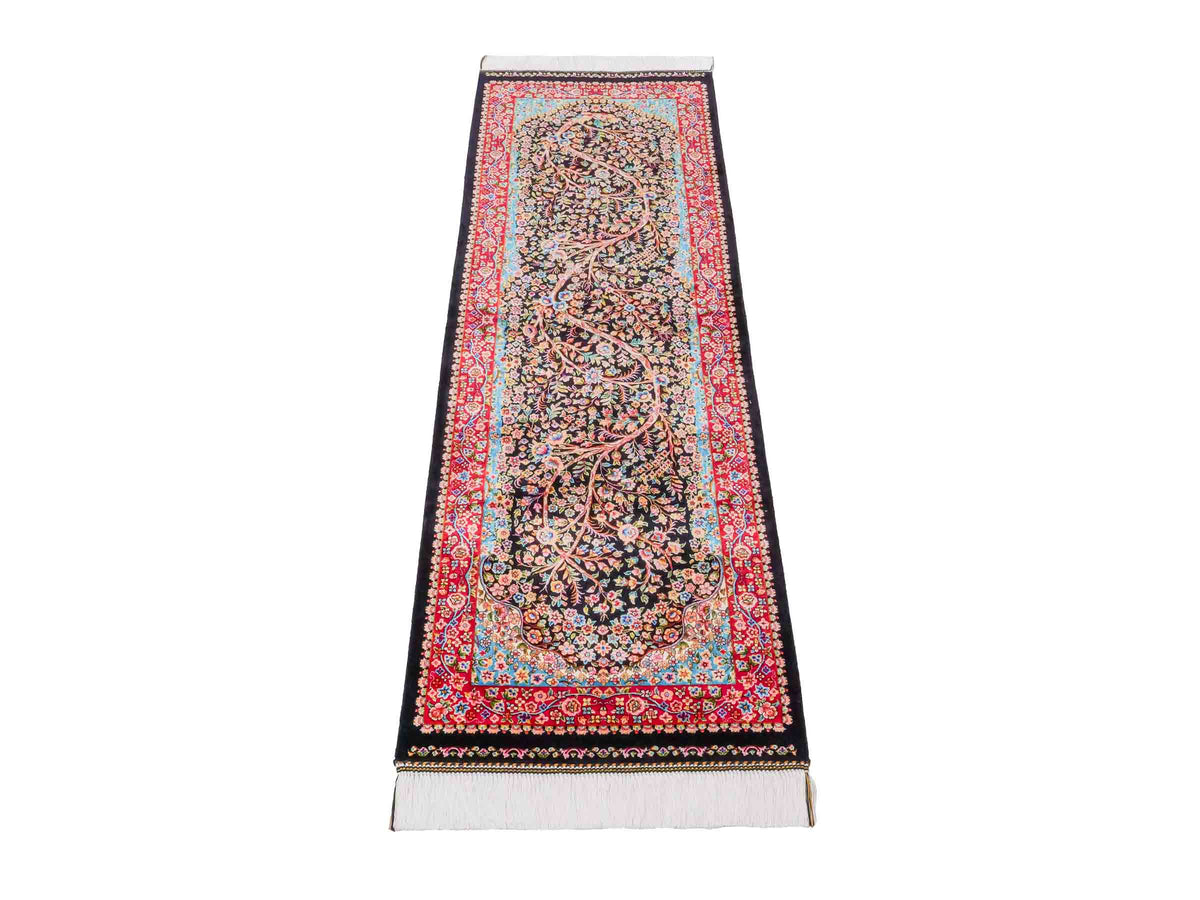 Ghom Läufer-Maschinenteppich "Sindokht" 150 x 50 cm aus pflanzlicher Seide (Viskose) mit Lebensbaum, Schwarz-Rot. Teppichnummer: V77BK075H. Persian Luxury Collection by Khademi. Made in Iran / Persia – Vertrieb durch JUPITER Intl.