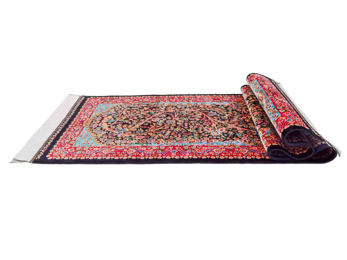 Ghom Läufer-Maschinenteppich "Sindokht" 150 x 50 cm aus pflanzlicher Seide (Viskose) mit Lebensbaum, Schwarz-Rot. Teppichnummer: V77BK075H. Persian Luxury Collection by Khademi. Made in Iran / Persia – Vertrieb durch JUPITER Intl.