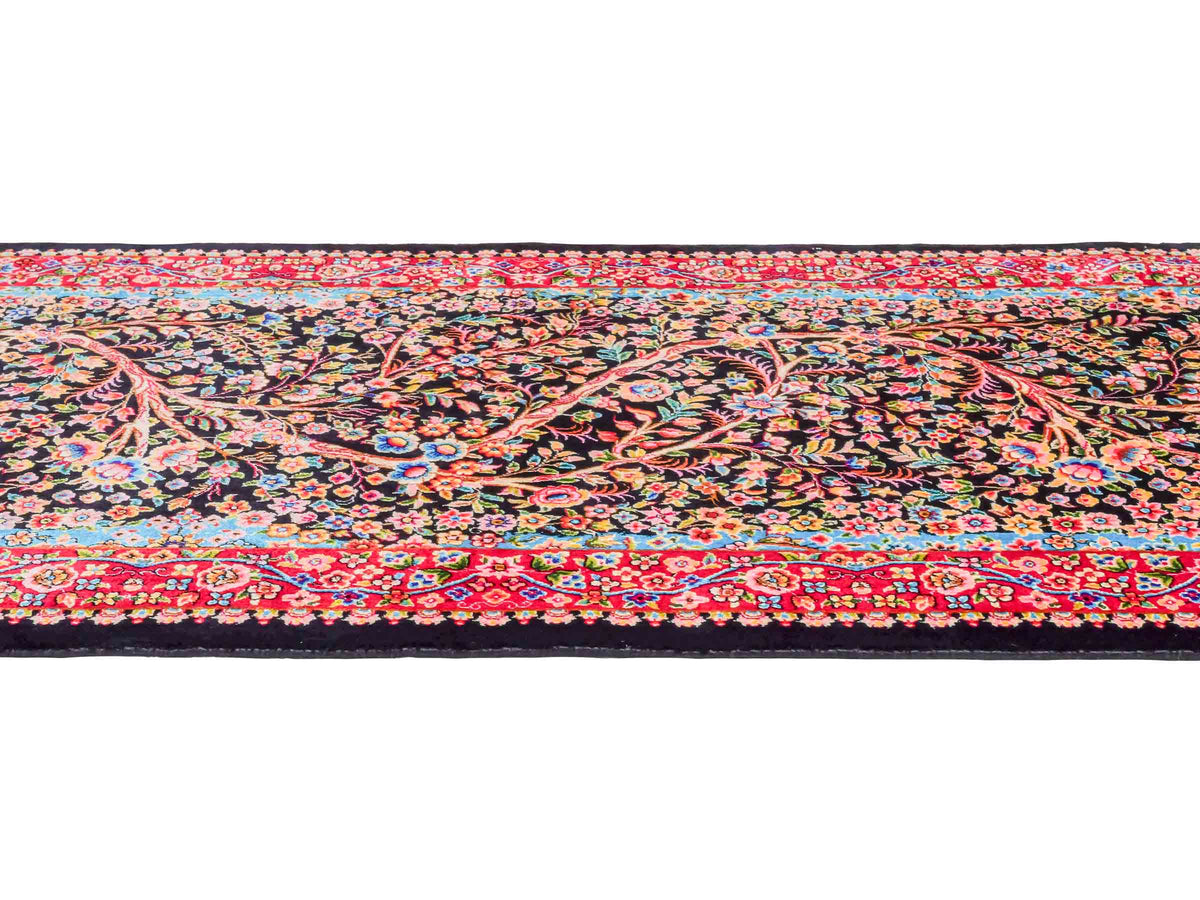 Ghom Läufer-Maschinenteppich "Sindokht" 150 x 50 cm aus pflanzlicher Seide (Viskose) mit Lebensbaum, Schwarz-Rot. Teppichnummer: V77BK075H. Persian Luxury Collection by Khademi. Made in Iran / Persia – Vertrieb durch JUPITER Intl.