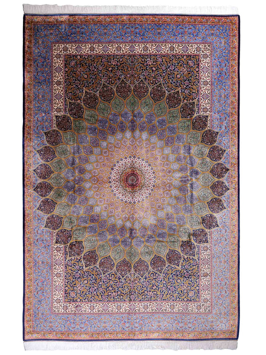 Ghom Maschinenteppich "Aban" 300 x 200 cm aus pflanzlicher Seide (Viskose) mit Gumbad-Medaillon, Marineblau. Teppichnummer: V1NY600H. Persian Luxury Collection by Khademi. Made in Iran / Persia – Vertrieb durch JUPITER Intl.