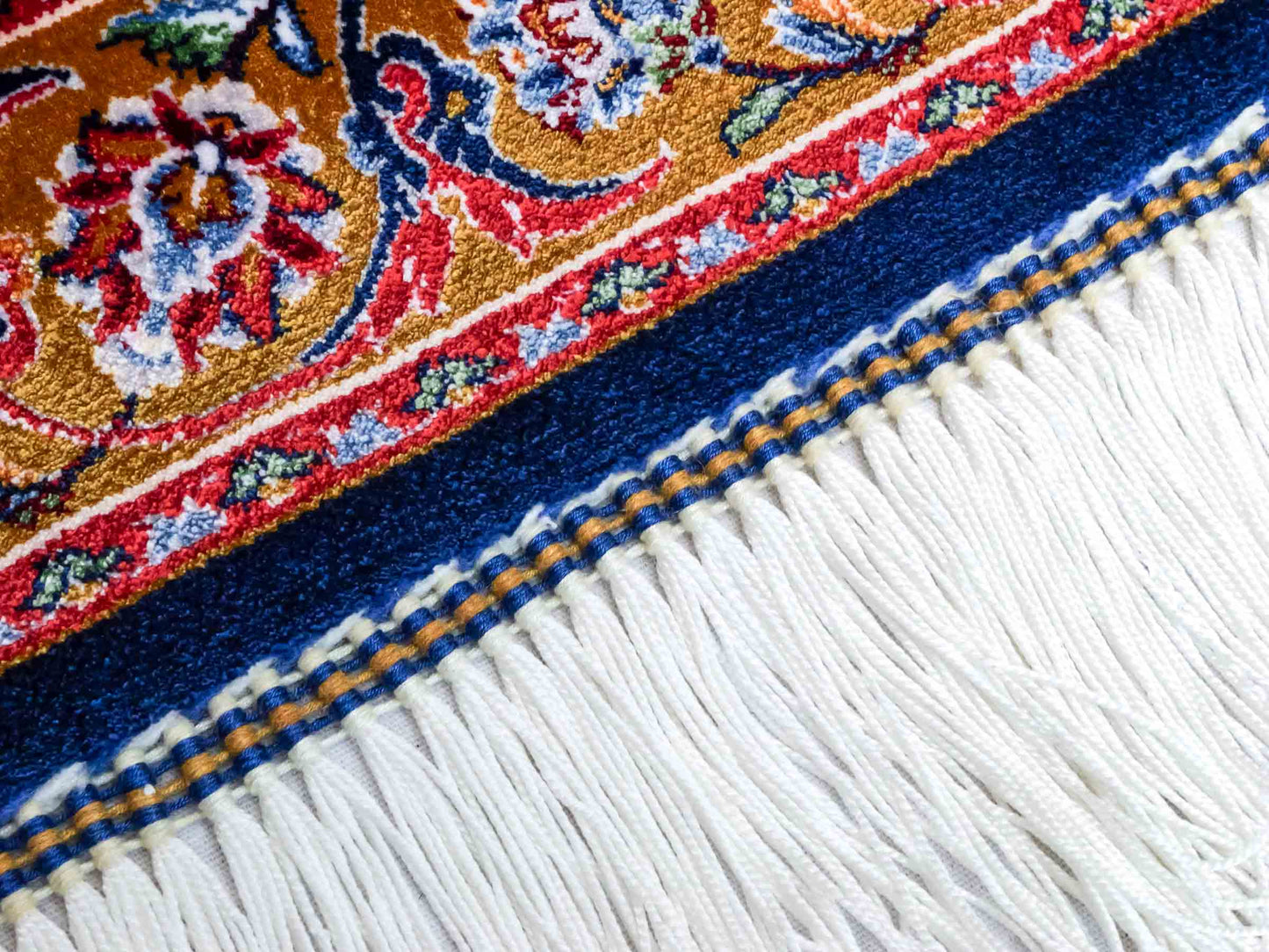 Ghom Maschinenteppich "Aban" 300 x 200 cm aus pflanzlicher Seide (Viskose) mit Gumbad-Medaillon, Marineblau. Teppichnummer: V1NY600H. Persian Luxury Collection by Khademi. Made in Iran / Persia – Vertrieb durch JUPITER Intl