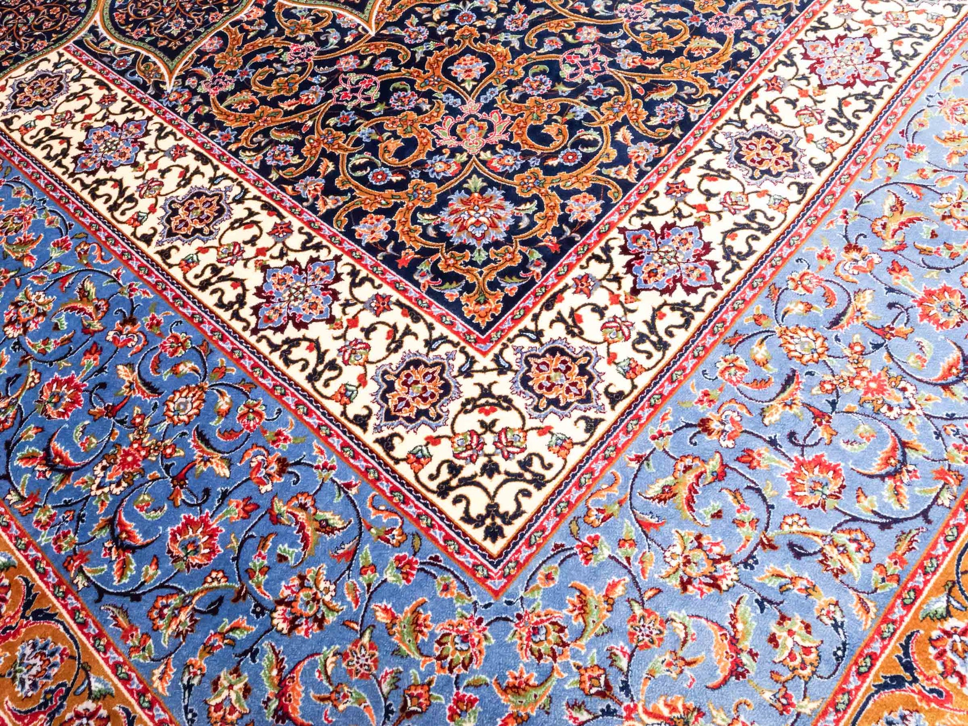 Ghom Maschinenteppich "Aban" 300 x 200 cm aus pflanzlicher Seide (Viskose) mit Gumbad-Medaillon, Marineblau. Teppichnummer: V1NY600H. Persian Luxury Collection by Khademi. Made in Iran / Persia – Vertrieb durch JUPITER Intl