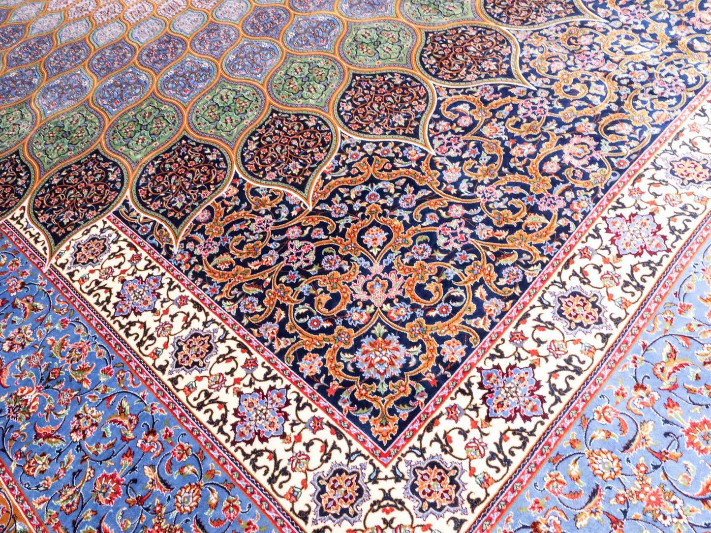 Ghom Maschinenteppich "Aban" 300 x 200 cm aus pflanzlicher Seide (Viskose) mit Gumbad-Medaillon, Marineblau. Teppichnummer: V1NY600H. Persian Luxury Collection by Khademi. Made in Iran / Persia – Vertrieb durch JUPITER Intl