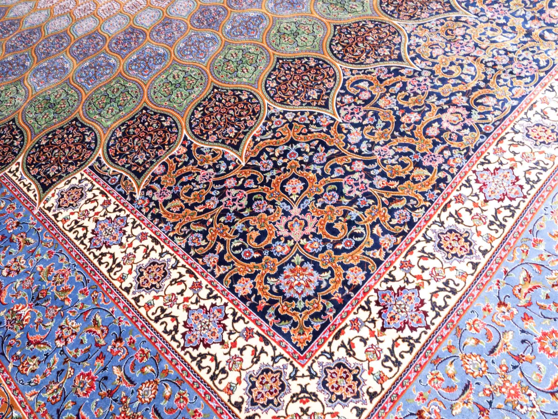 Ghom Maschinenteppich "Aban" 300 x 200 cm aus pflanzlicher Seide (Viskose) mit Gumbad-Medaillon, Marineblau. Teppichnummer: V1NY600H. Persian Luxury Collection by Khademi. Made in Iran / Persia – Vertrieb durch JUPITER Intl