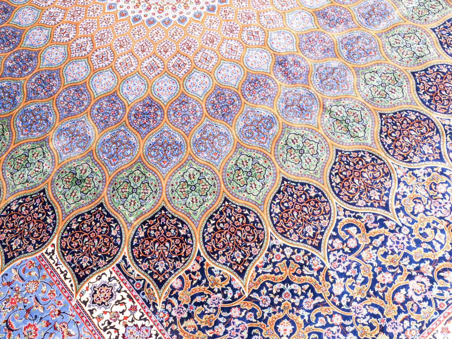 Ghom Maschinenteppich "Aban" 300 x 200 cm aus pflanzlicher Seide (Viskose) mit Gumbad-Medaillon, Marineblau. Teppichnummer: V1NY600H. Persian Luxury Collection by Khademi. Made in Iran / Persia – Vertrieb durch JUPITER Intl