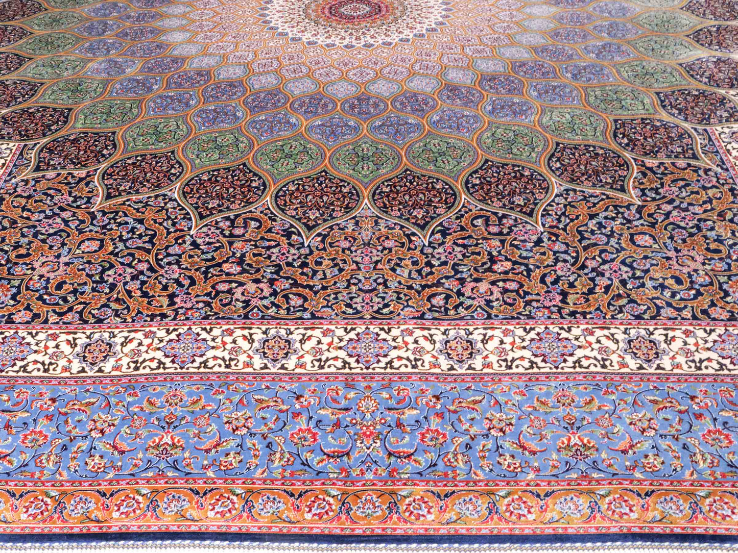 Ghom Maschinenteppich "Aban" 300 x 200 cm aus pflanzlicher Seide (Viskose) mit Gumbad-Medaillon, Marineblau. Teppichnummer: V1NY600H. Persian Luxury Collection by Khademi. Made in Iran / Persia – Vertrieb durch JUPITER Intl