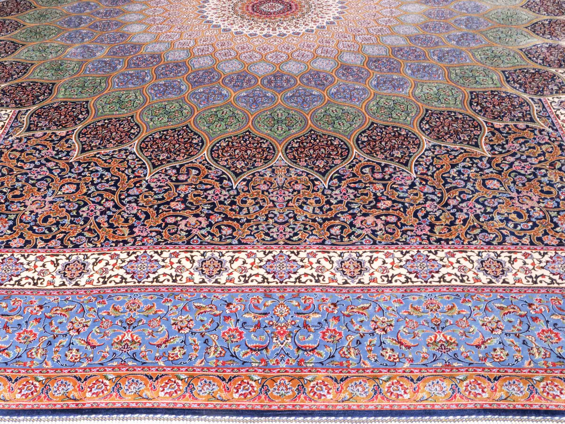 Ghom Maschinenteppich "Aban" 300 x 200 cm aus pflanzlicher Seide (Viskose) mit Gumbad-Medaillon, Marineblau. Teppichnummer: V1NY600H. Persian Luxury Collection by Khademi. Made in Iran / Persia – Vertrieb durch JUPITER Intl