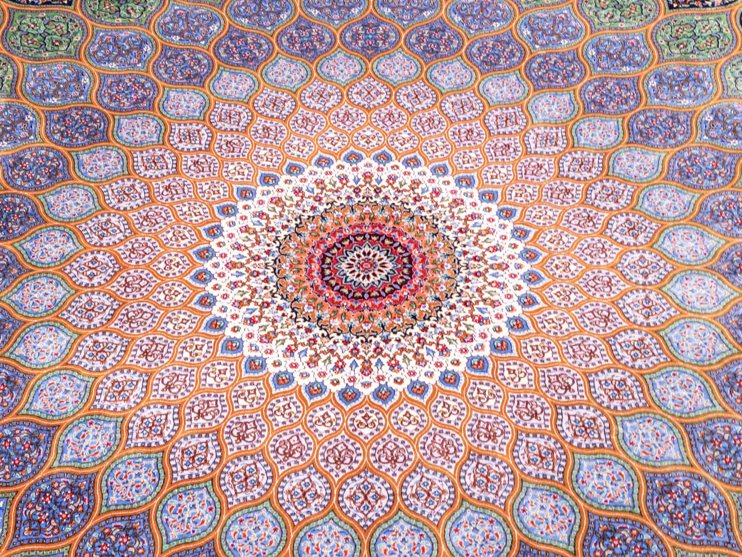 Ghom Maschinenteppich "Aban" 300 x 200 cm aus pflanzlicher Seide (Viskose) mit Gumbad-Medaillon, Marineblau. Teppichnummer: V1NY600H. Persian Luxury Collection by Khademi. Made in Iran / Persia – Vertrieb durch JUPITER Intl