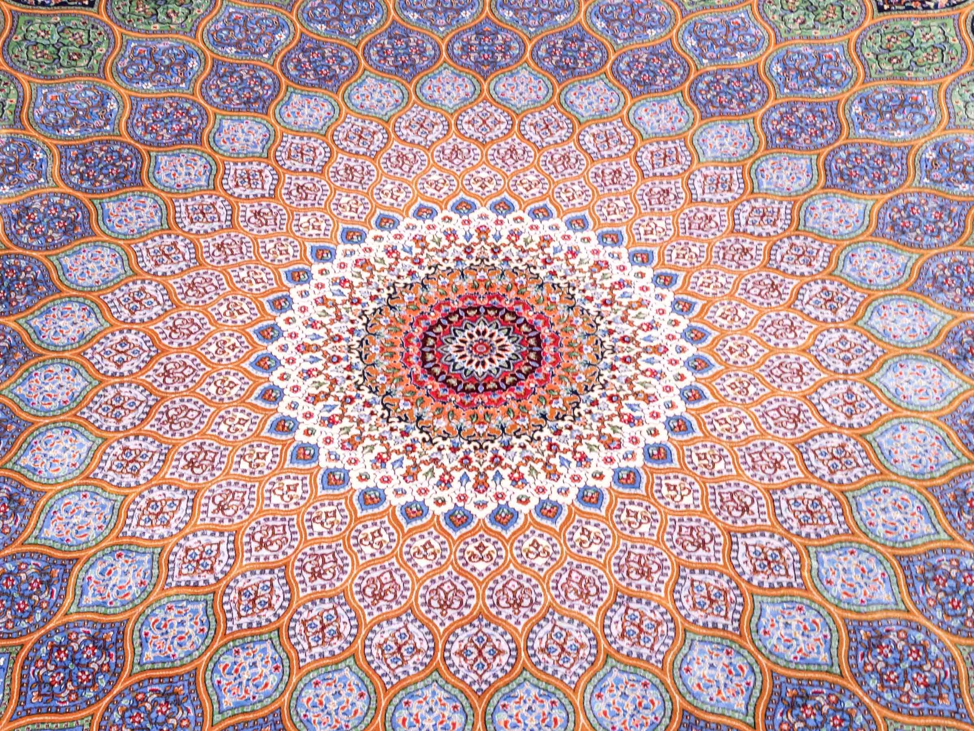 Ghom Maschinenteppich "Aban" 300 x 200 cm aus pflanzlicher Seide (Viskose) mit Gumbad-Medaillon, Marineblau. Teppichnummer: V1NY600H. Persian Luxury Collection by Khademi. Made in Iran / Persia – Vertrieb durch JUPITER Intl