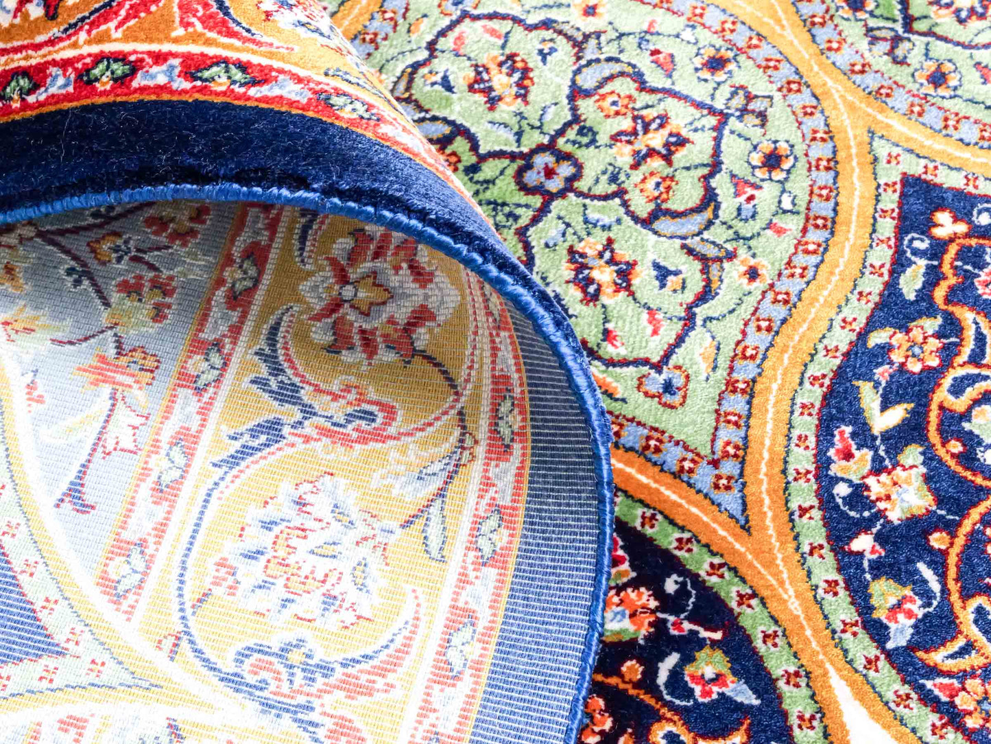 Ghom Maschinenteppich "Aban" 300 x 200 cm aus pflanzlicher Seide (Viskose) mit Gumbad-Medaillon, Marineblau. Teppichnummer: V1NY600H. Persian Luxury Collection by Khademi. Made in Iran / Persia – Vertrieb durch JUPITER Intl
