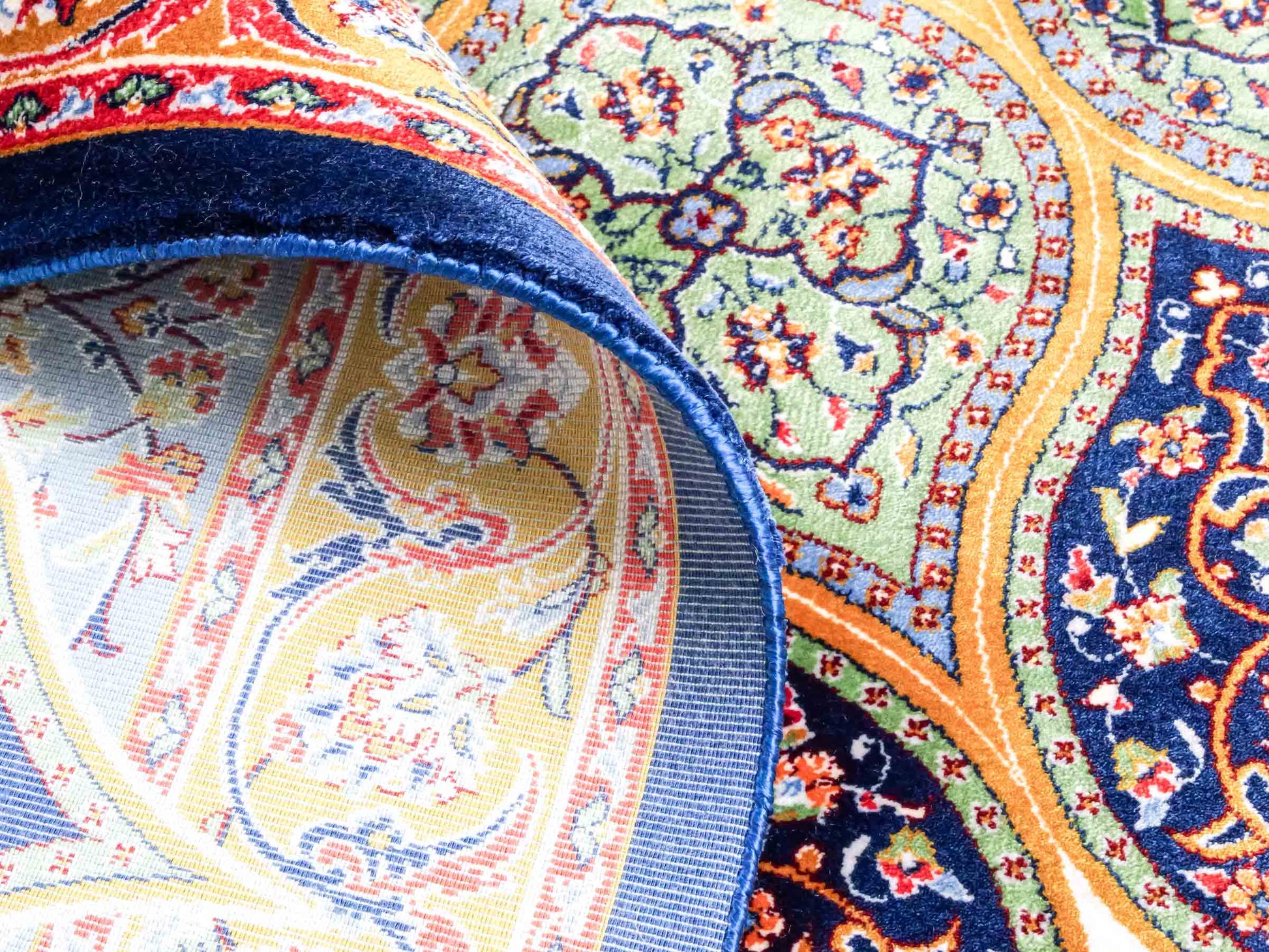 Ghom Maschinenteppich "Aban" 300 x 200 cm aus pflanzlicher Seide (Viskose) mit Gumbad-Medaillon, Marineblau. Teppichnummer: V1NY600H. Persian Luxury Collection by Khademi. Made in Iran / Persia – Vertrieb durch JUPITER Intl