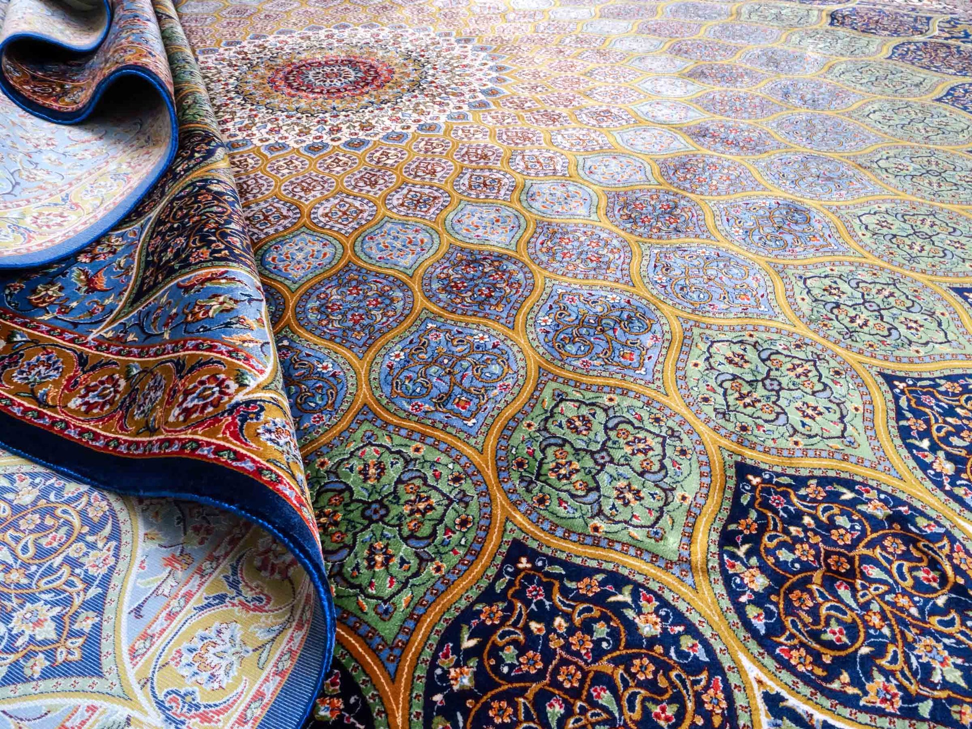 Ghom Maschinenteppich "Aban" 300 x 200 cm aus pflanzlicher Seide (Viskose) mit Gumbad-Medaillon, Marineblau. Teppichnummer: V1NY600H. Persian Luxury Collection by Khademi. Made in Iran / Persia – Vertrieb durch JUPITER Intl