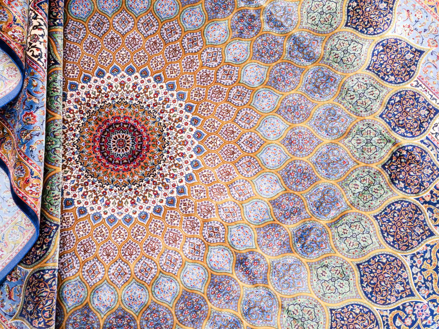 Ghom Maschinenteppich "Aban" 300 x 200 cm aus pflanzlicher Seide (Viskose) mit Gumbad-Medaillon, Marineblau. Teppichnummer: V1NY600H. Persian Luxury Collection by Khademi. Made in Iran / Persia – Vertrieb durch JUPITER Intl
