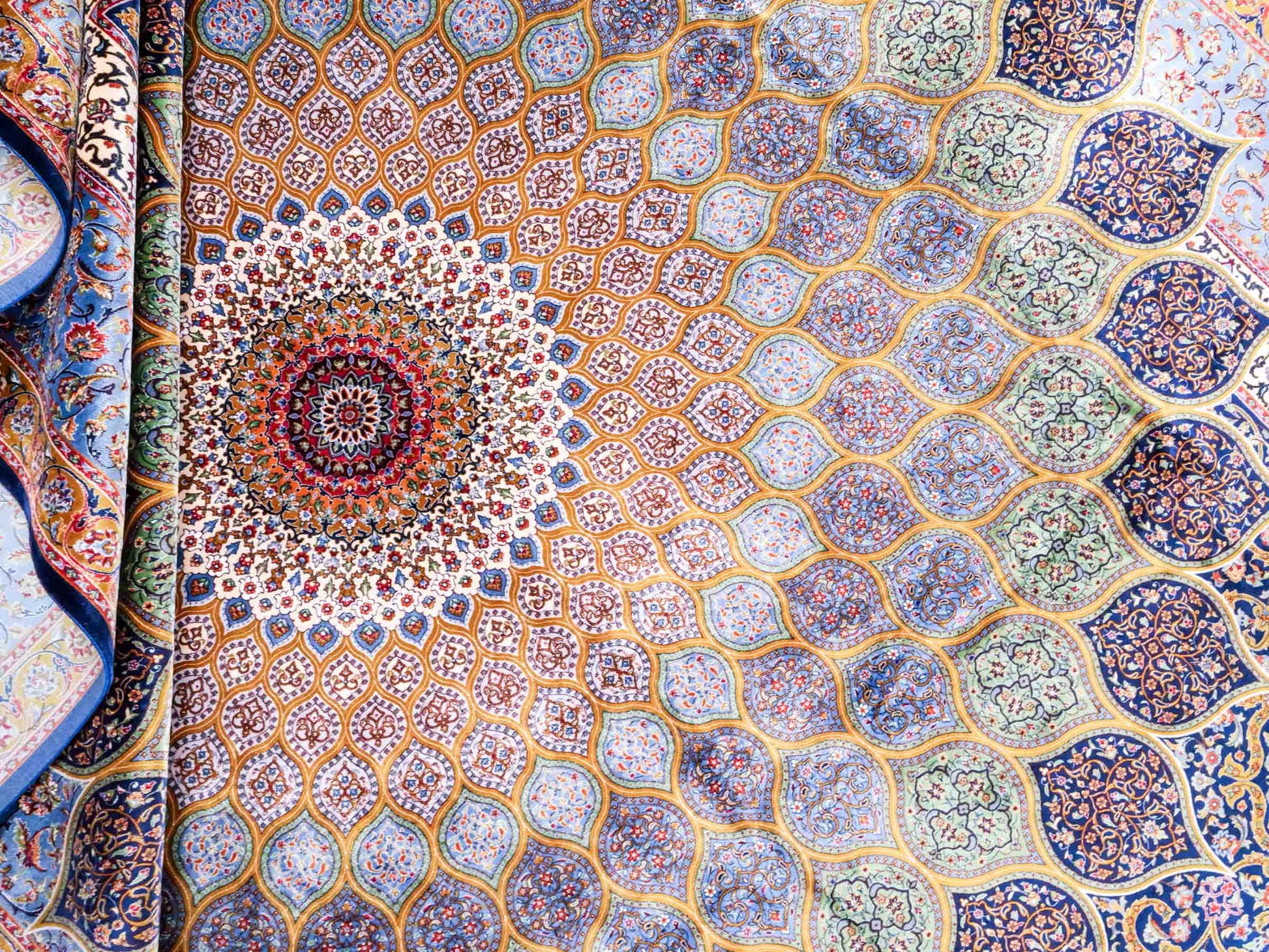 Ghom Maschinenteppich "Aban" 300 x 200 cm aus pflanzlicher Seide (Viskose) mit Gumbad-Medaillon, Marineblau. Teppichnummer: V1NY600H. Persian Luxury Collection by Khademi. Made in Iran / Persia – Vertrieb durch JUPITER Intl