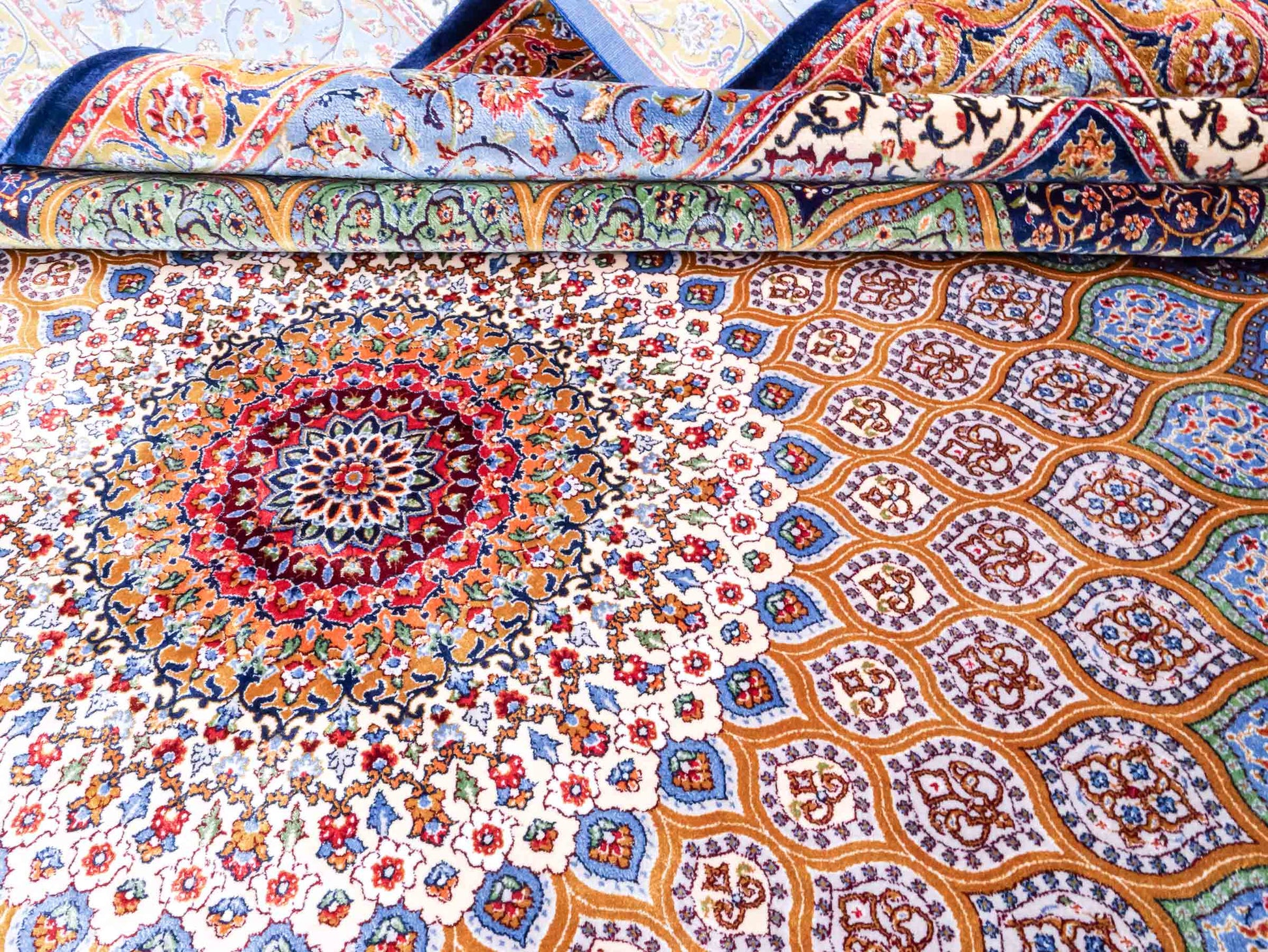 Ghom Maschinenteppich "Aban" 300 x 200 cm aus pflanzlicher Seide (Viskose) mit Gumbad-Medaillon, Marineblau. Teppichnummer: V1NY600H. Persian Luxury Collection by Khademi. Made in Iran / Persia – Vertrieb durch JUPITER Intl