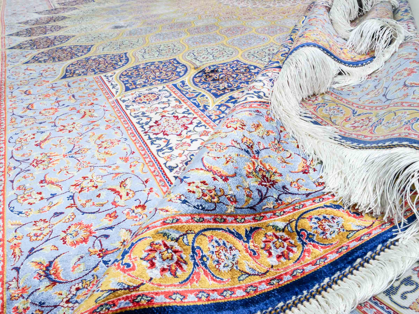 Ghom Maschinenteppich "Aban" 300 x 200 cm aus pflanzlicher Seide (Viskose) mit Gumbad-Medaillon, Marineblau. Teppichnummer: V1NY600H. Persian Luxury Collection by Khademi. Made in Iran / Persia – Vertrieb durch JUPITER Intl