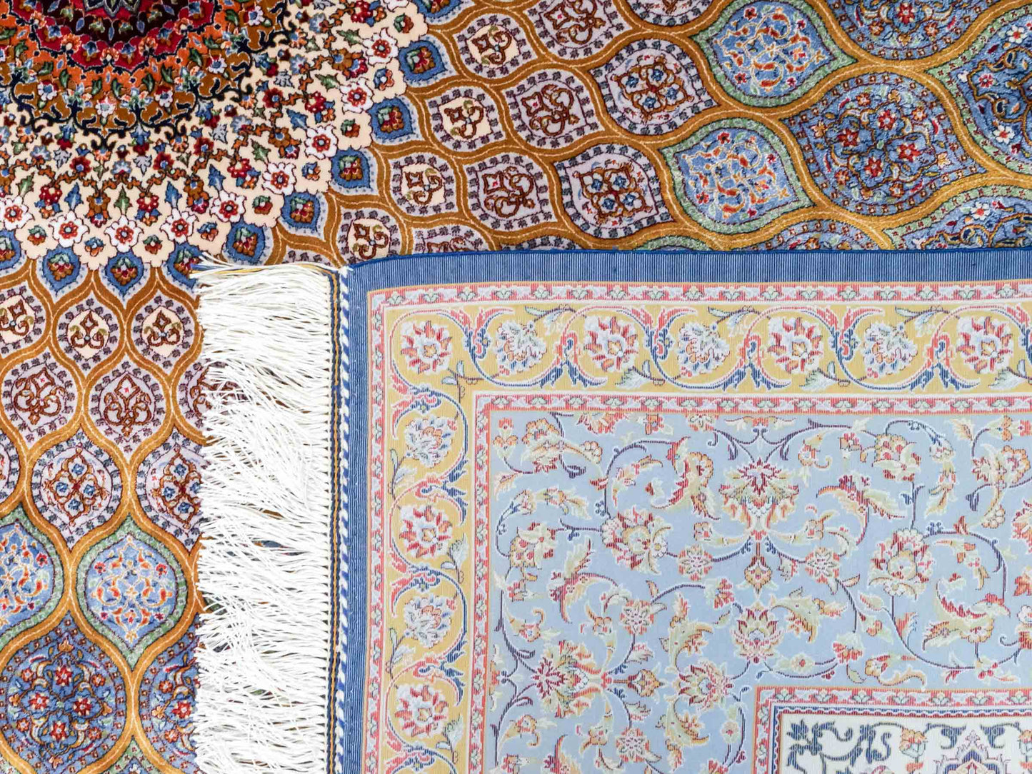Ghom Maschinenteppich "Aban" 300 x 200 cm aus pflanzlicher Seide (Viskose) mit Gumbad-Medaillon, Marineblau. Teppichnummer: V1NY600H. Persian Luxury Collection by Khademi. Made in Iran / Persia – Vertrieb durch JUPITER Intl