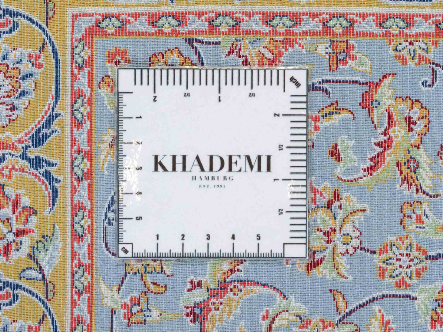 Ghom Maschinenteppich "Aban" 300 x 200 cm aus pflanzlicher Seide (Viskose) mit Gumbad-Medaillon, Marineblau. Teppichnummer: V1NY600H. Persian Luxury Collection by Khademi. Made in Iran / Persia – Vertrieb durch JUPITER Intl