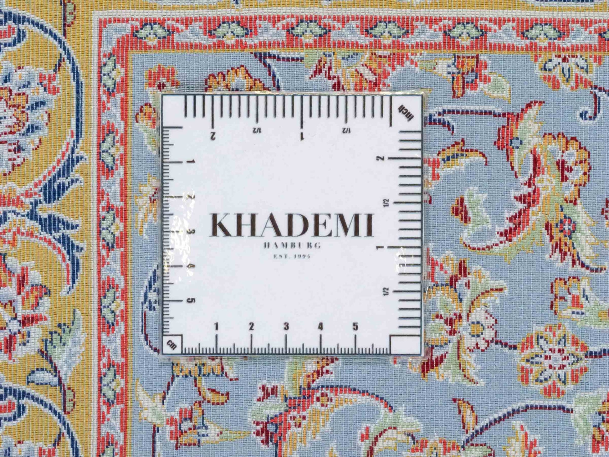 Ghom Maschinenteppich "Aban" 300 x 200 cm aus pflanzlicher Seide (Viskose) mit Gumbad-Medaillon, Marineblau. Teppichnummer: V1NY600H. Persian Luxury Collection by Khademi. Made in Iran / Persia – Vertrieb durch JUPITER Intl