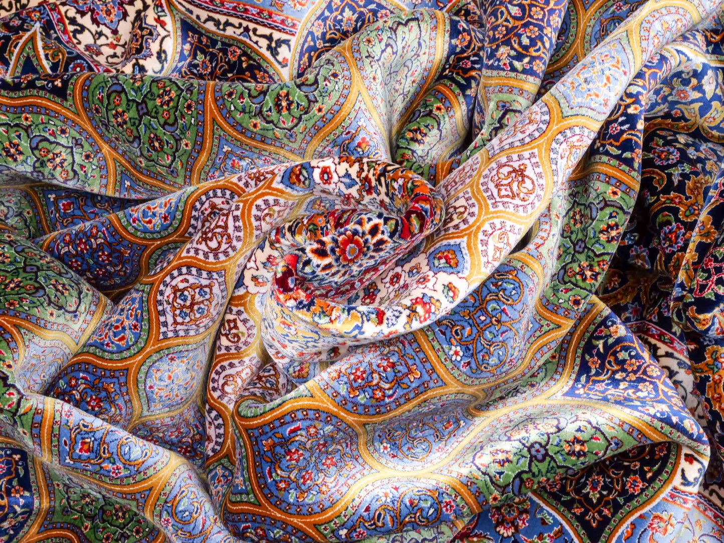 Ghom Maschinenteppich "Aban" 300 x 200 cm aus pflanzlicher Seide (Viskose) mit Gumbad-Medaillon, Marineblau. Teppichnummer: V1NY600H. Persian Luxury Collection by Khademi. Made in Iran / Persia – Vertrieb durch JUPITER Intl