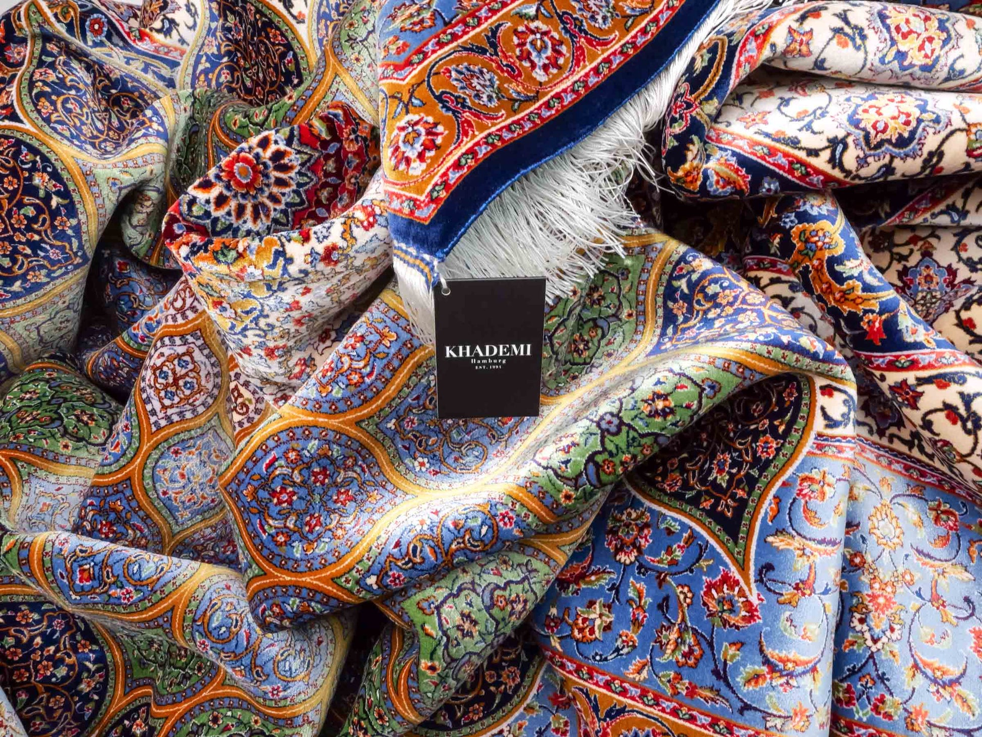 Ghom Maschinenteppich "Aban" 300 x 200 cm aus pflanzlicher Seide (Viskose) mit Gumbad-Medaillon, Marineblau. Teppichnummer: V1NY600H. Persian Luxury Collection by Khademi. Made in Iran / Persia – Vertrieb durch JUPITER Intl