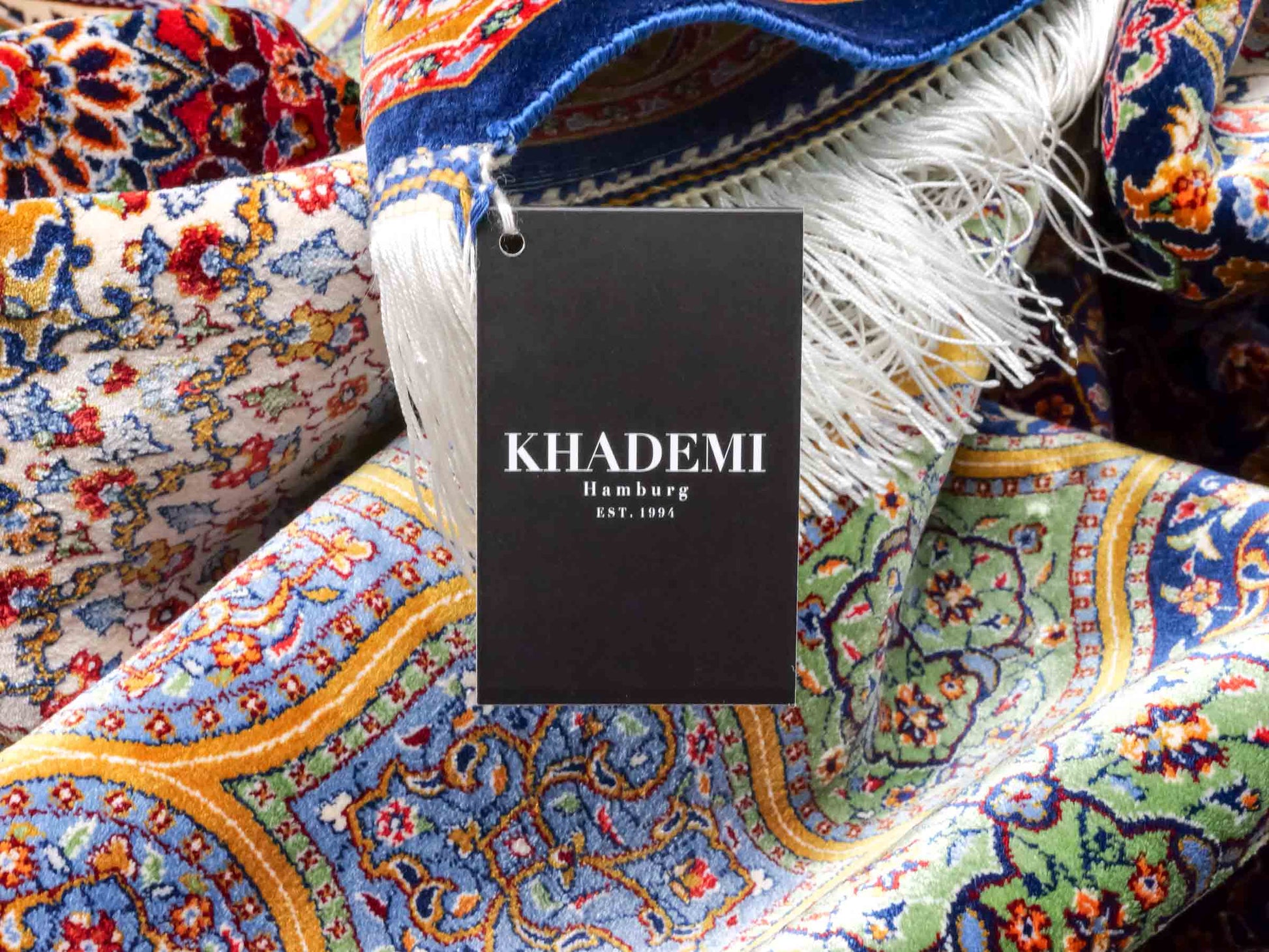 Ghom Maschinenteppich "Aban" 300 x 200 cm aus pflanzlicher Seide (Viskose) mit Gumbad-Medaillon, Marineblau. Teppichnummer: V1NY600H. Persian Luxury Collection by Khademi. Made in Iran / Persia – Vertrieb durch JUPITER Intl